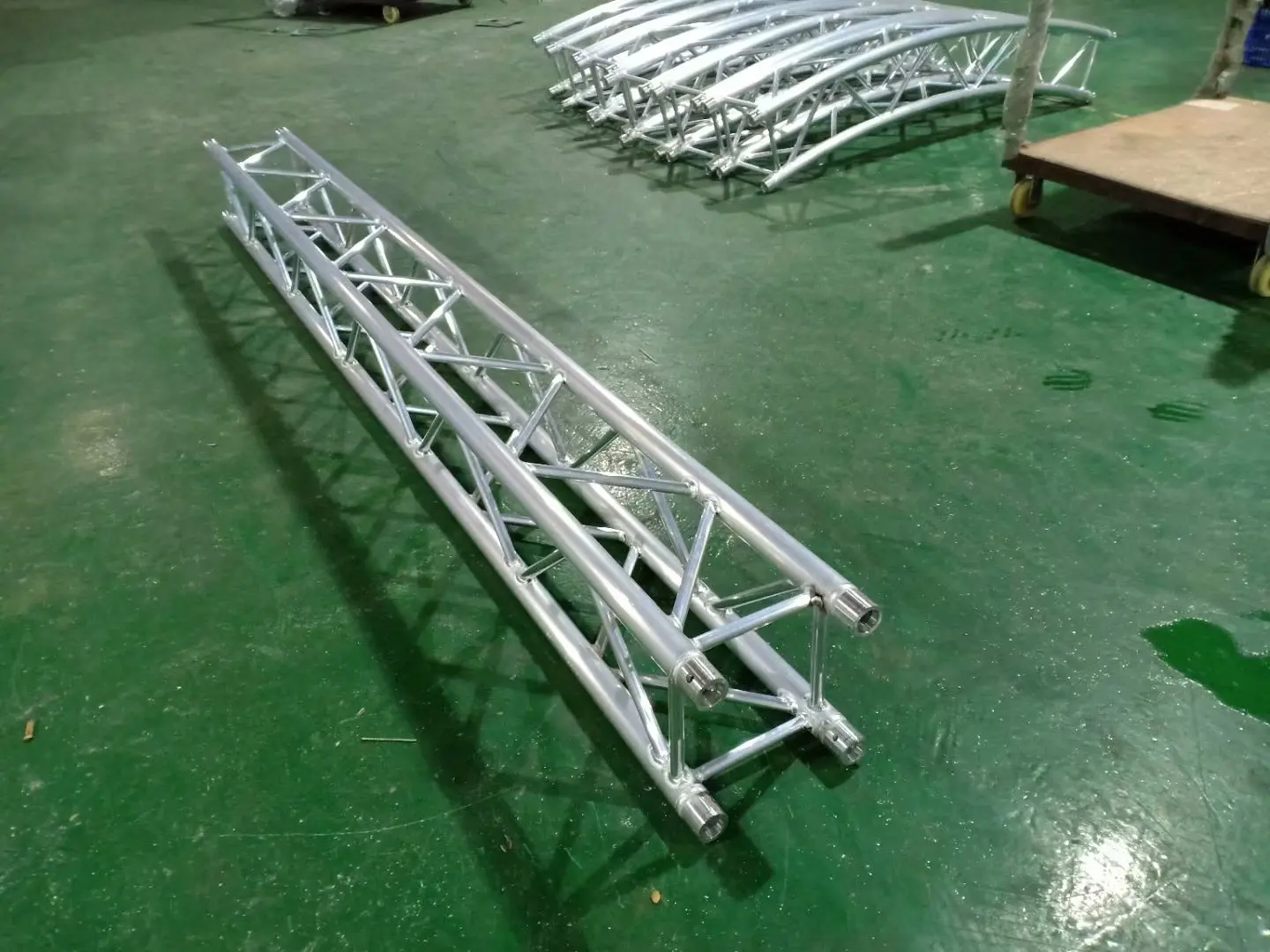 High Quality Large Aluminum Truss Roof Wooden Stage with Lifting Tower