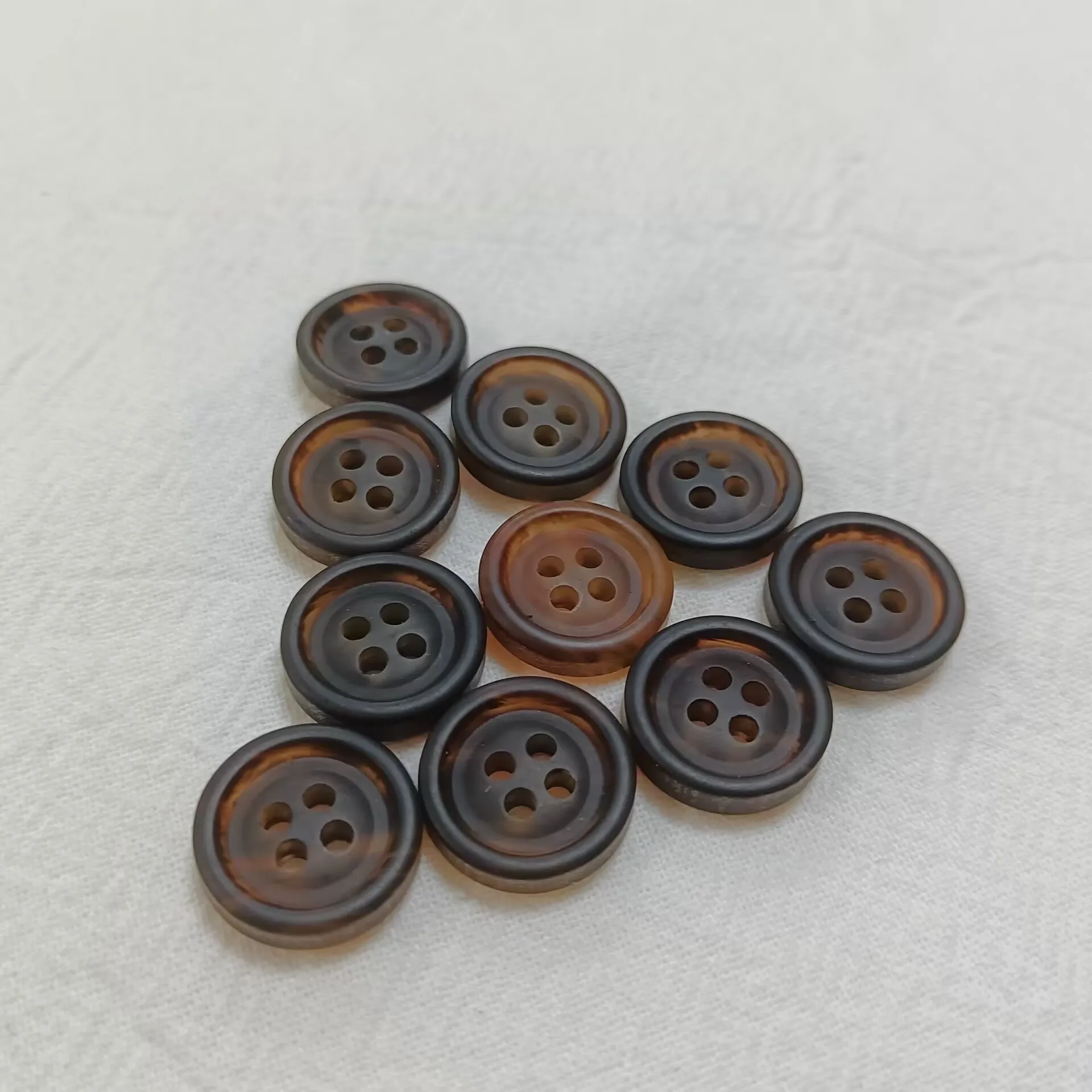 Популярная на заказ пуговица из смолы размером 16 мм красивого цвета с 4 отверстиями для костюмной одежды