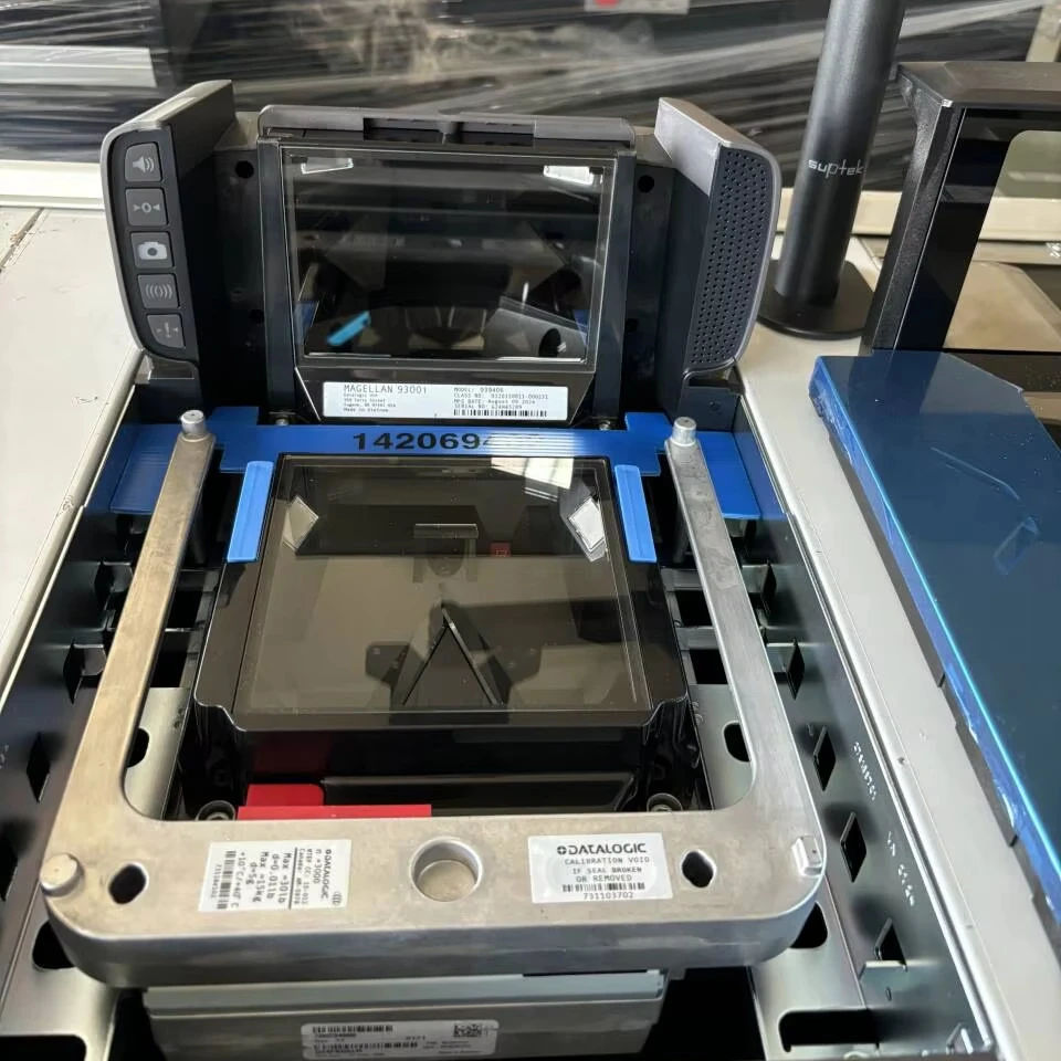 Scale and Scanner 9300i with Checkout counter