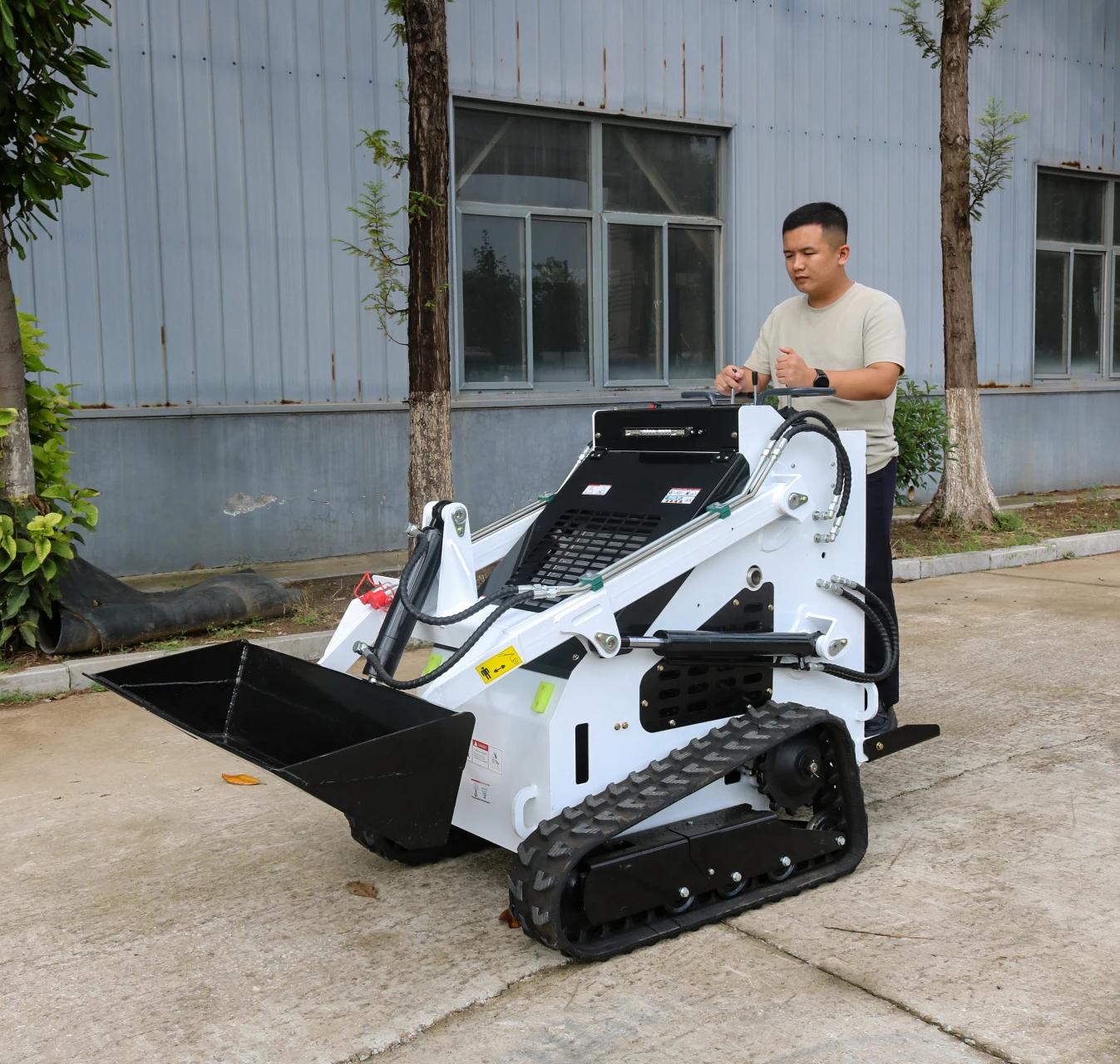 LUWEI Diesel Engine Mini Skid Steer Loader Crawler Compact Mini Skid Steer Loader