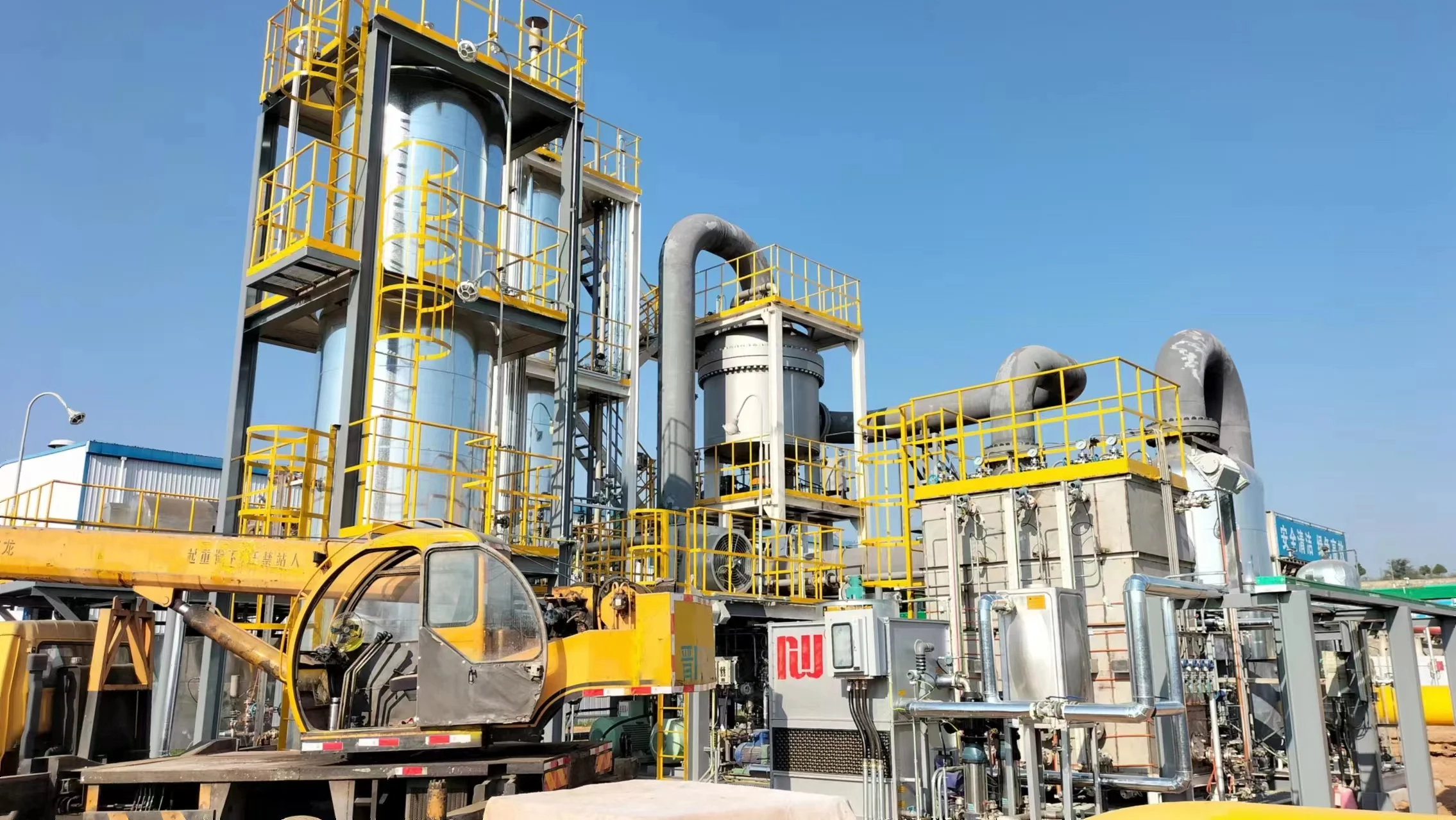 Крупномасштабная установка для сжижения жидкого природного газа