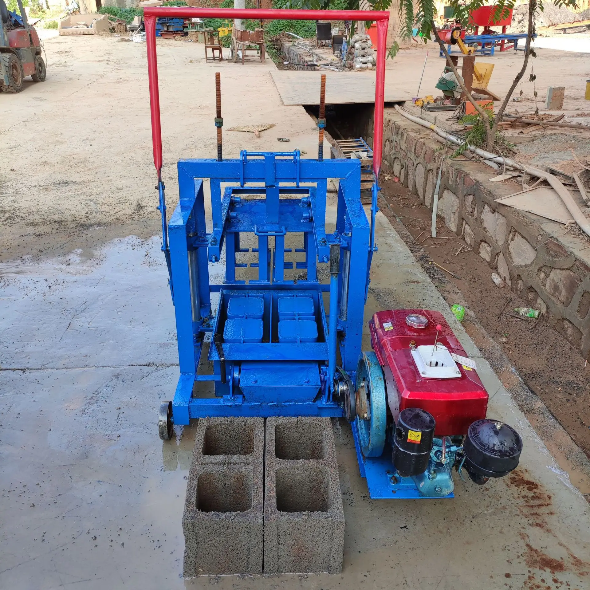 Машина для производства цементного кирпича мелкомасштабная Бытовая пустотелая машина