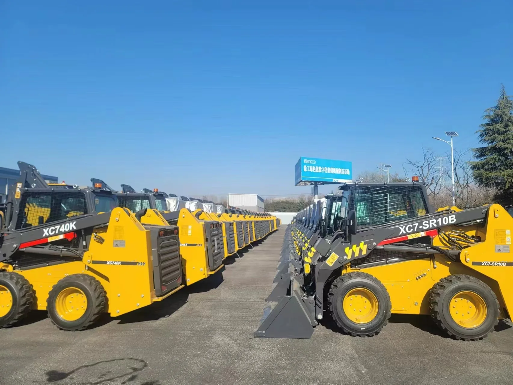 Погрузчик с скользящей управляемоей Xc740K по низкой цене креплением CE