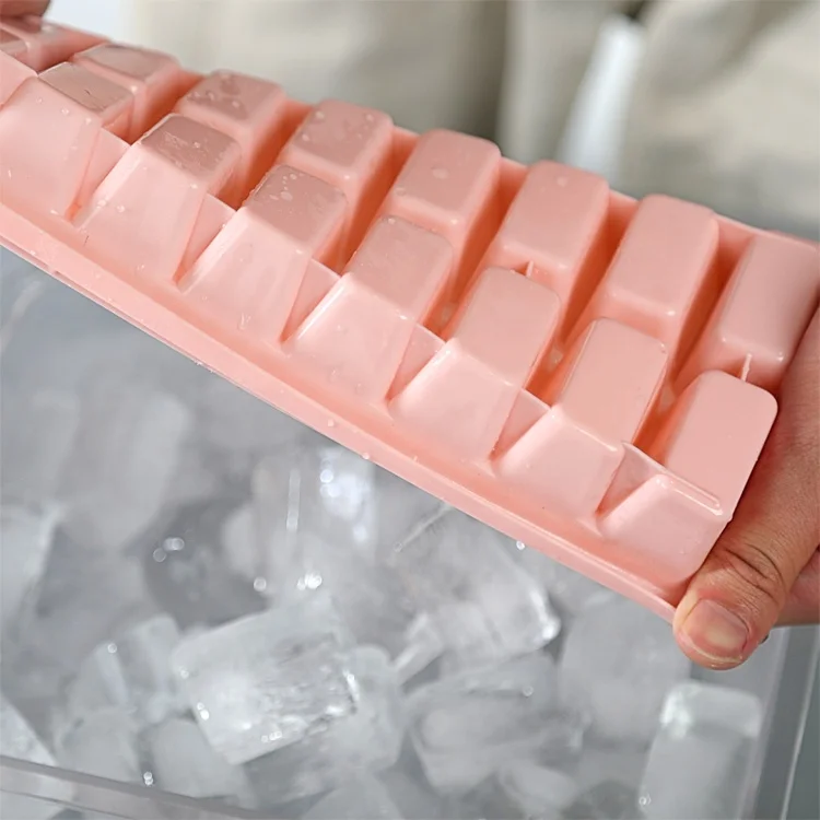 Promotional Gift Items Summer Products Ice Maker Mold with Lid for Freezer Cocktails Plastic Ice Cube Tray