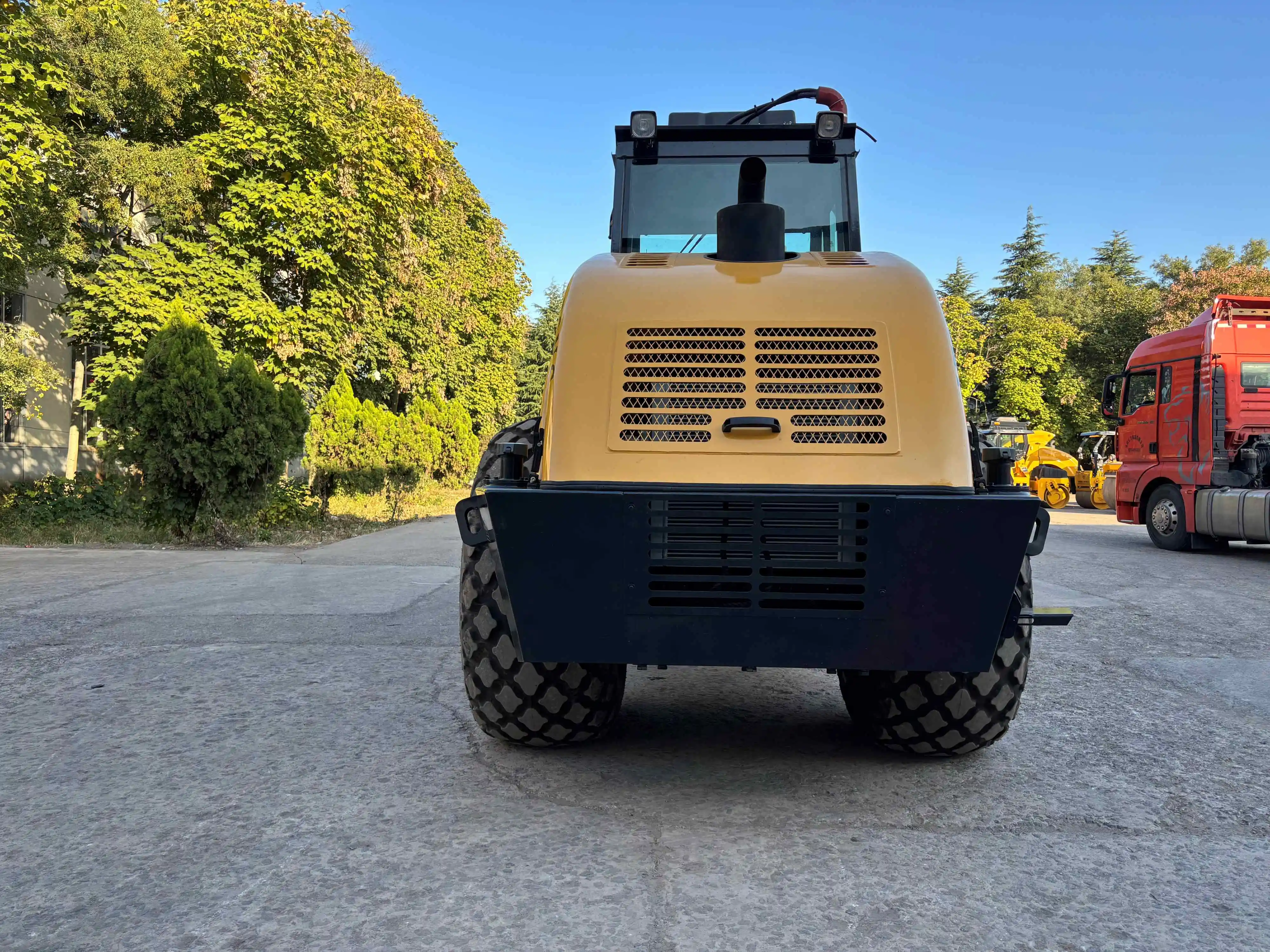 Convenient assistant roadmaking machinery 14ton Hydraulic single Drum 326N/CM Vibratory Road Roller LTC203 for sale