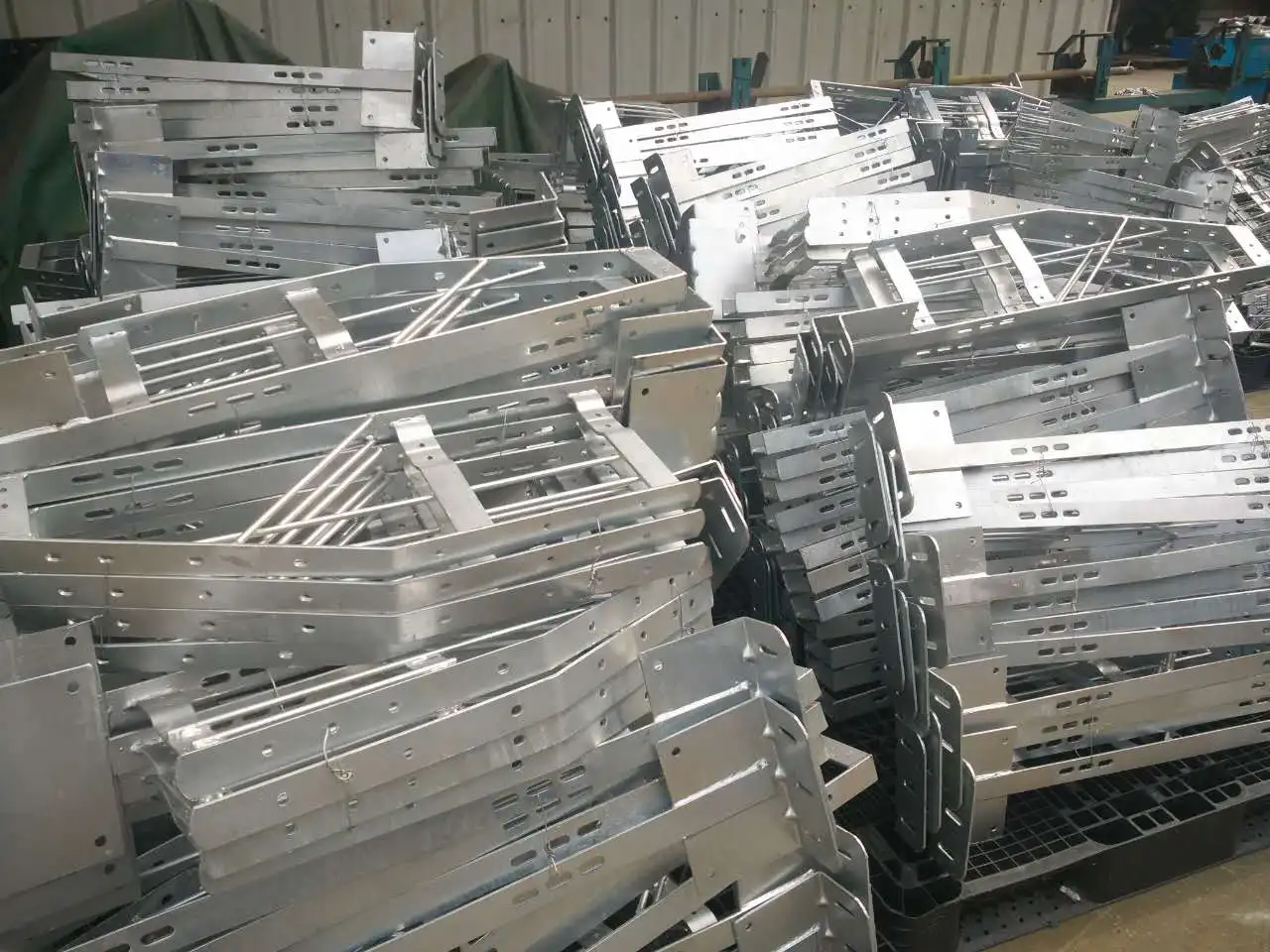 Pig Dry Wet Feeder for Finisher Crate 140L with Stainless Steel Feed Pan and PE Feed Barrel