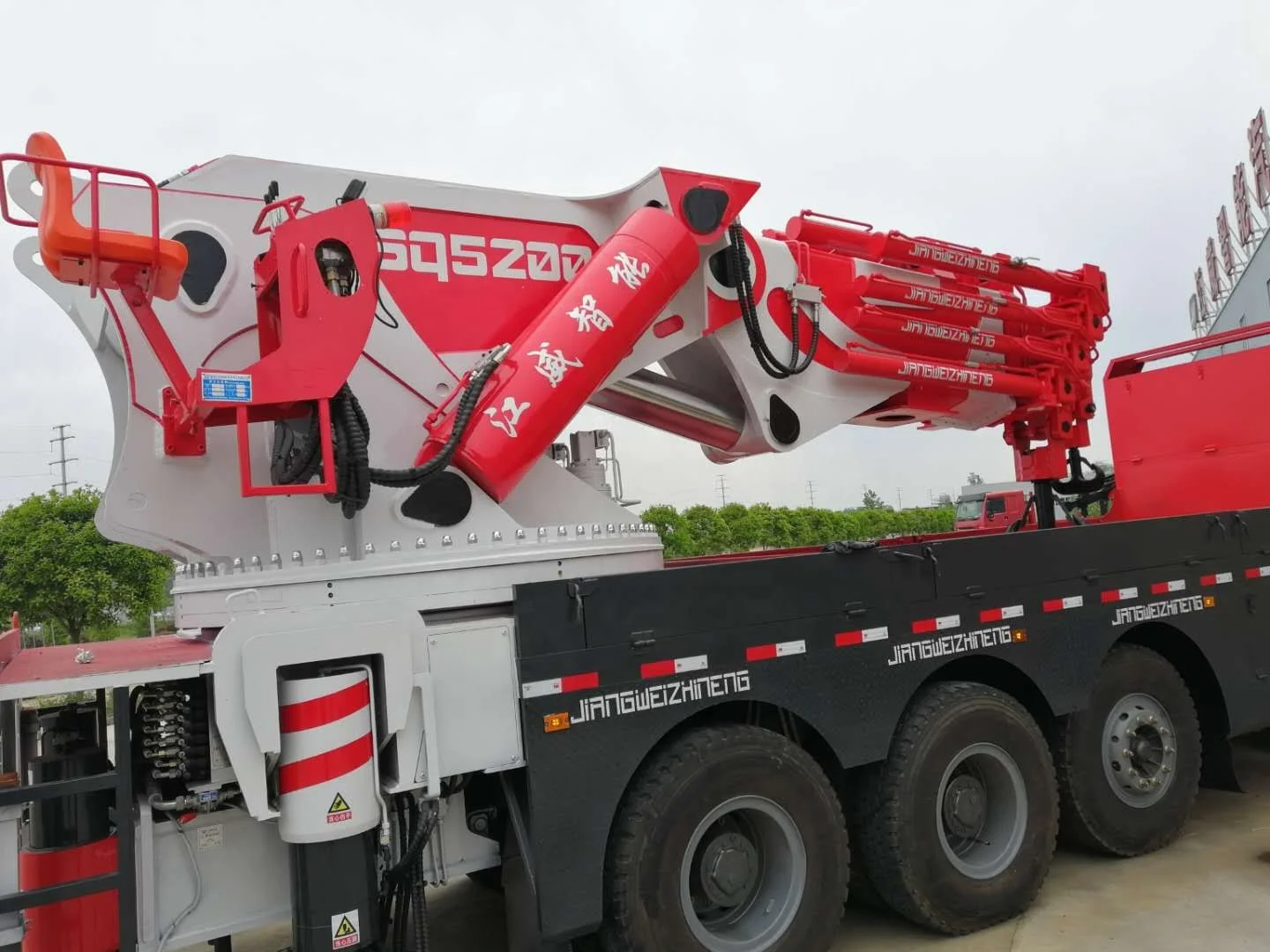 Large brand high-quality factory direct sales of 130 tons of large tonnage cranes used for lifting heavy objects