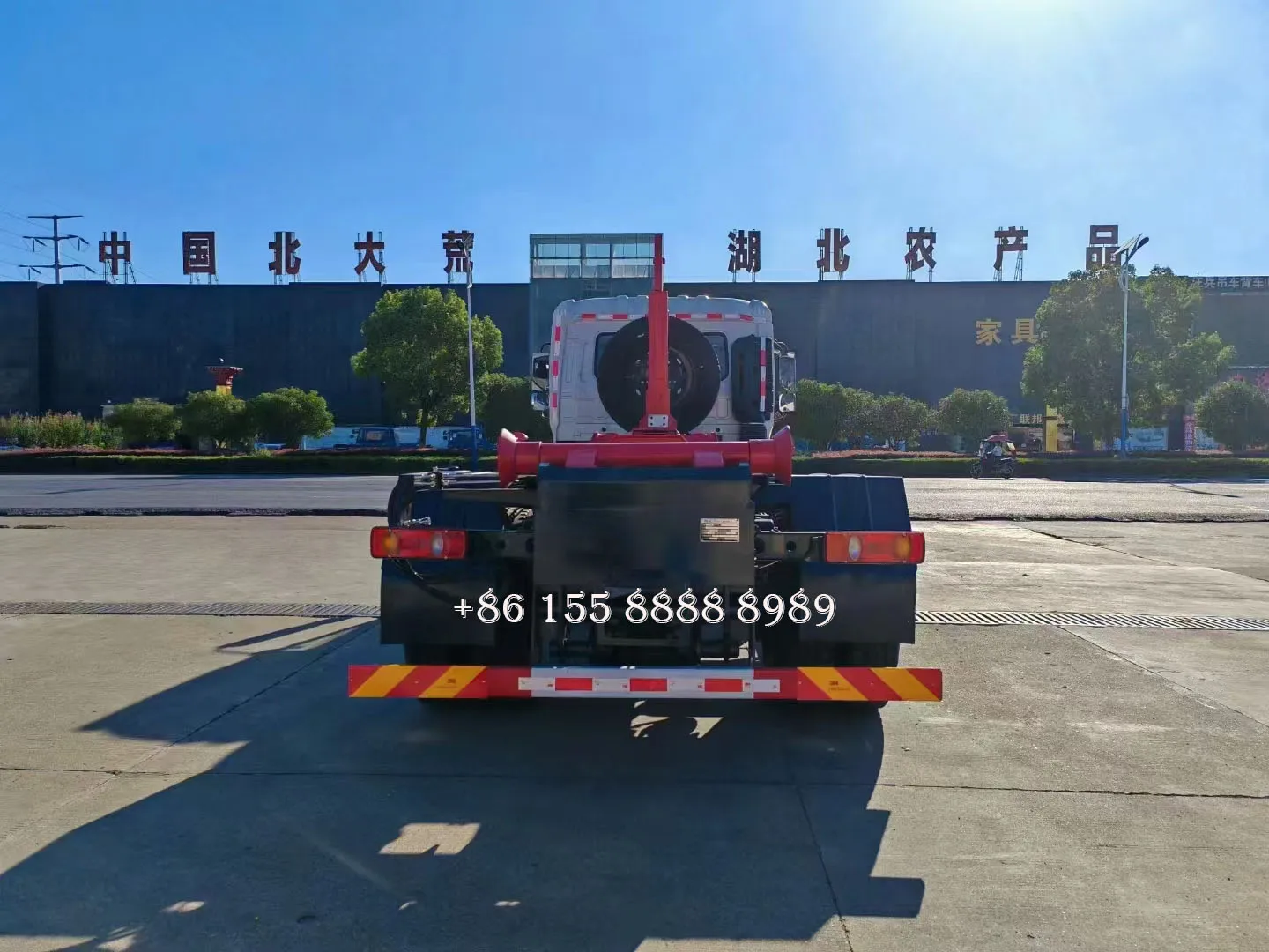 Мусоровоз Dongfeng 4x2 с крюком