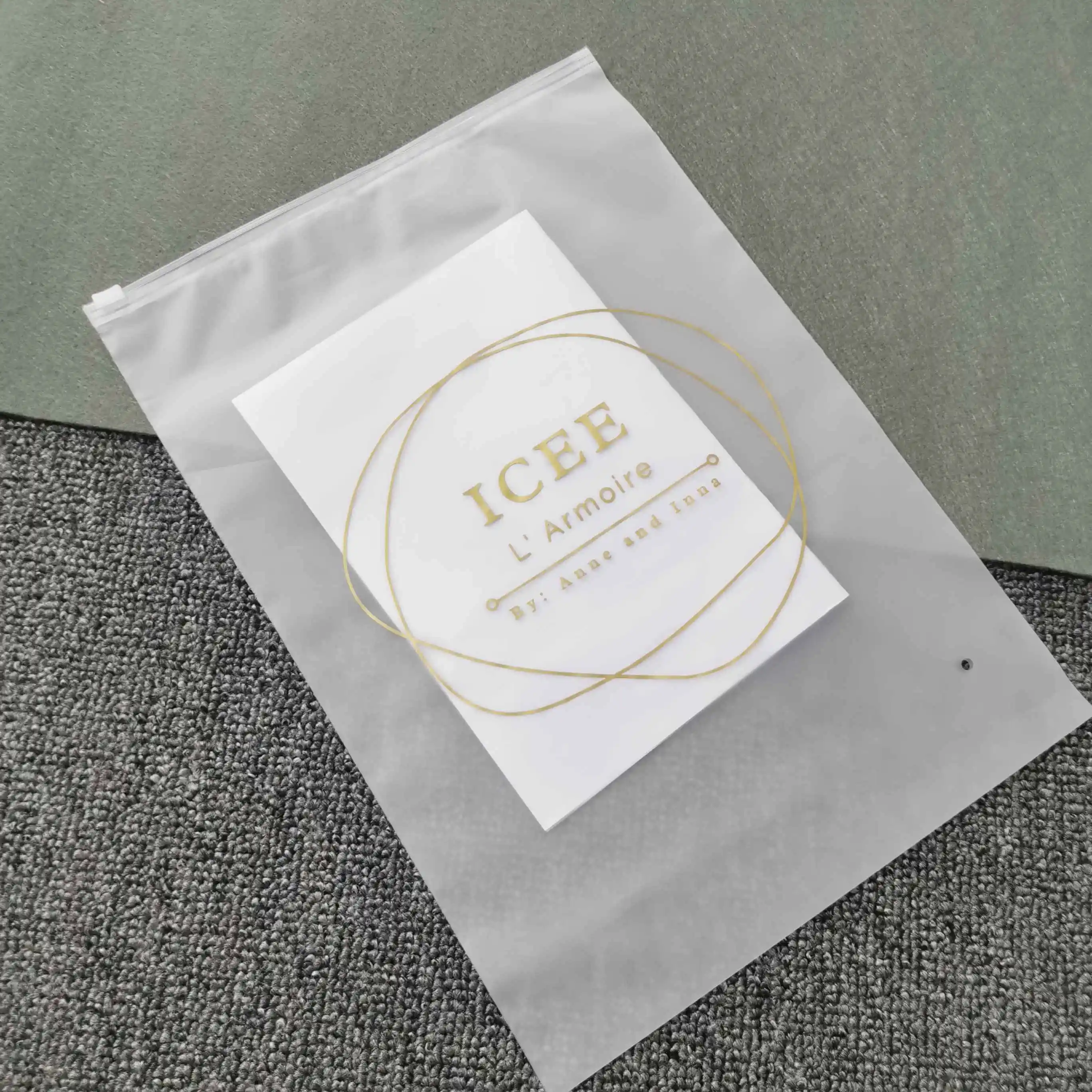 Оптовая продажа Прозрачная Клейкая или замка застежка-молнии упаковывая мешок виолончель целлофан закрывающийся пластиковый из полиуретана с открытыми порами A3 A4 DL