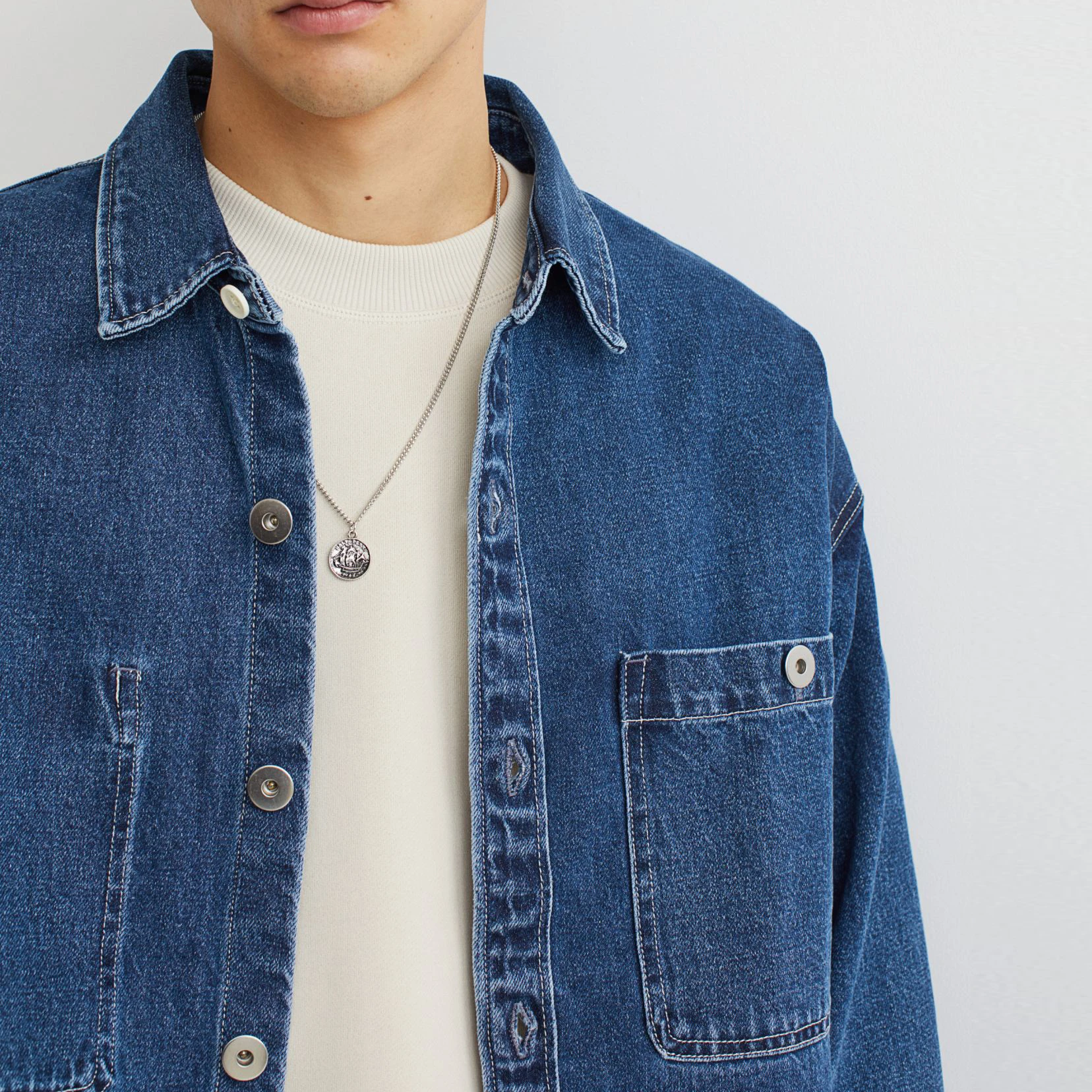 Custom New Sustainable Casual Outdoor Turn Down Collar Fashion Stylish Blue Light Blue Colors Men Jeans Jacket