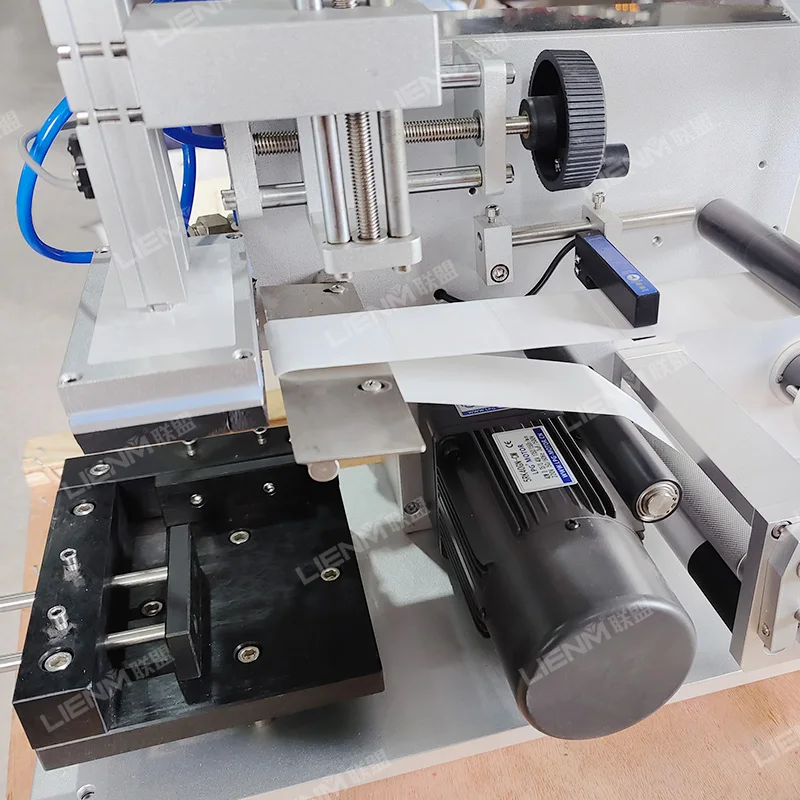 LIENM Customization Semi Automatic Labelling Machine Manual Label Printer Machine for Plastic Bottles Bottles Packaging Type