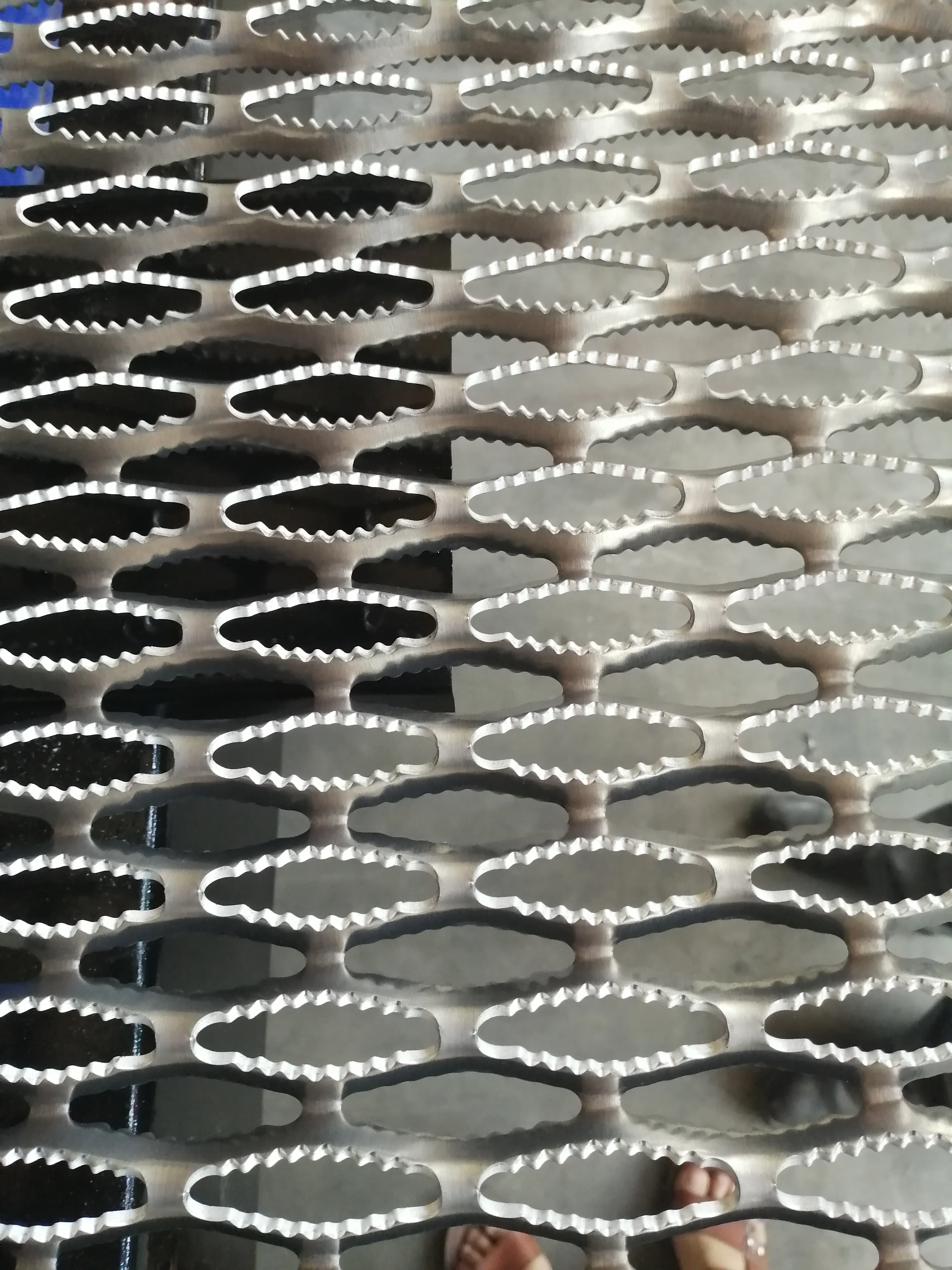 Factory price crocodile mouth anti slip metal perforated sheet aluminum walkway grating