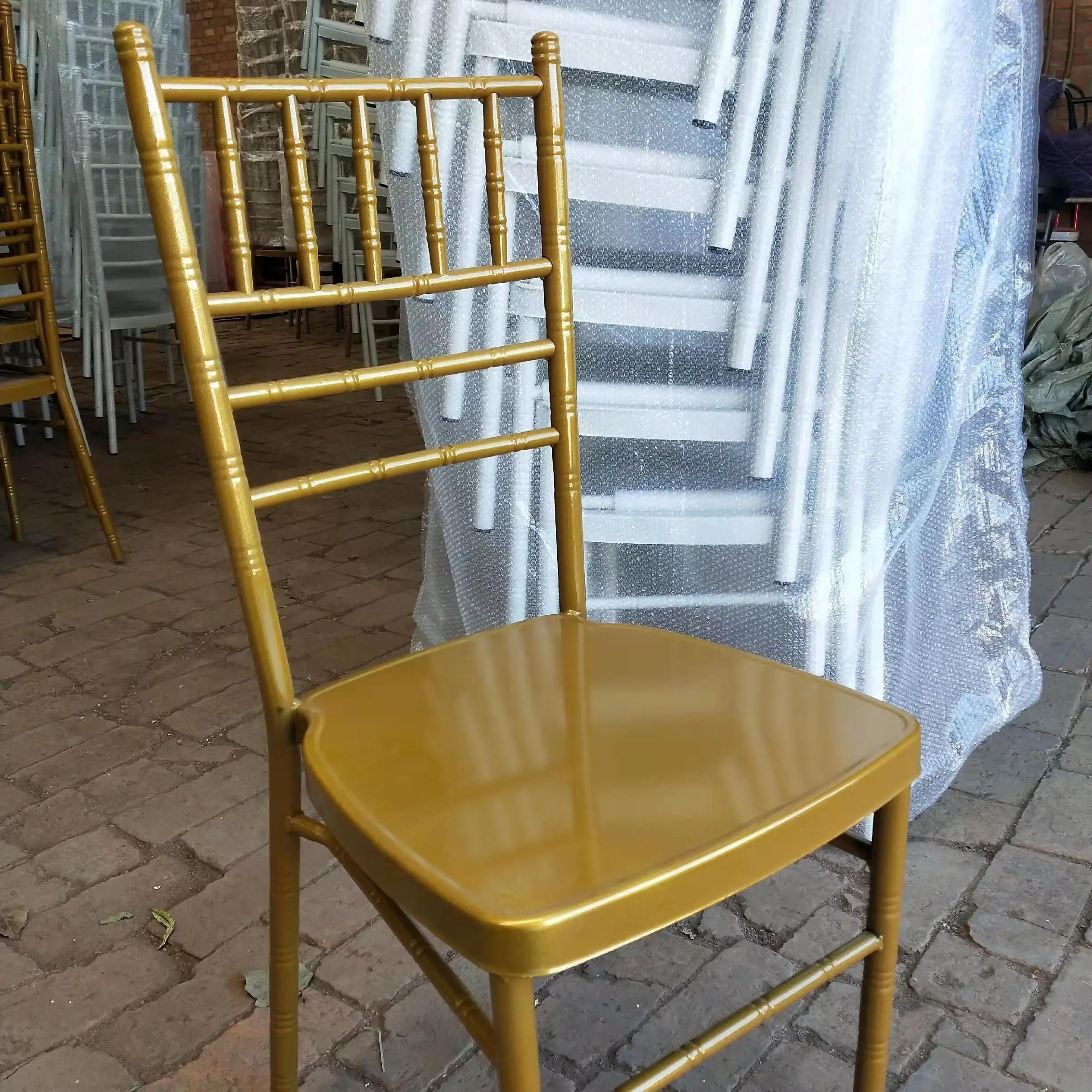 Оптовая продажа акриловый металлический Штабелируемый свадебный стул chiavari с подушкой
