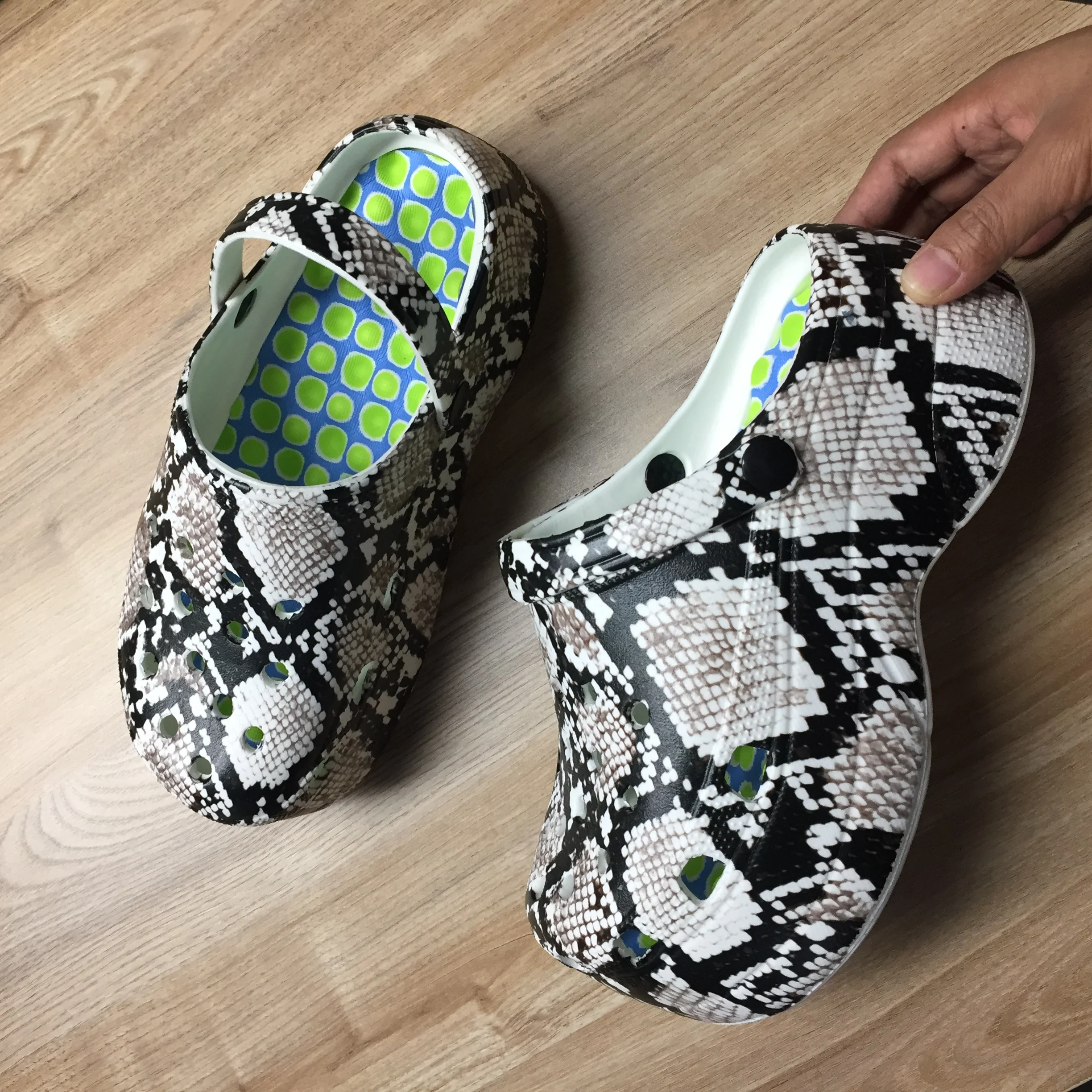 Сабо женские на высокой платформе с животным принтом, обувь на танкетке 10 см, из ЭВА, с леопардовой расцветкой, обувь для сада и огорода