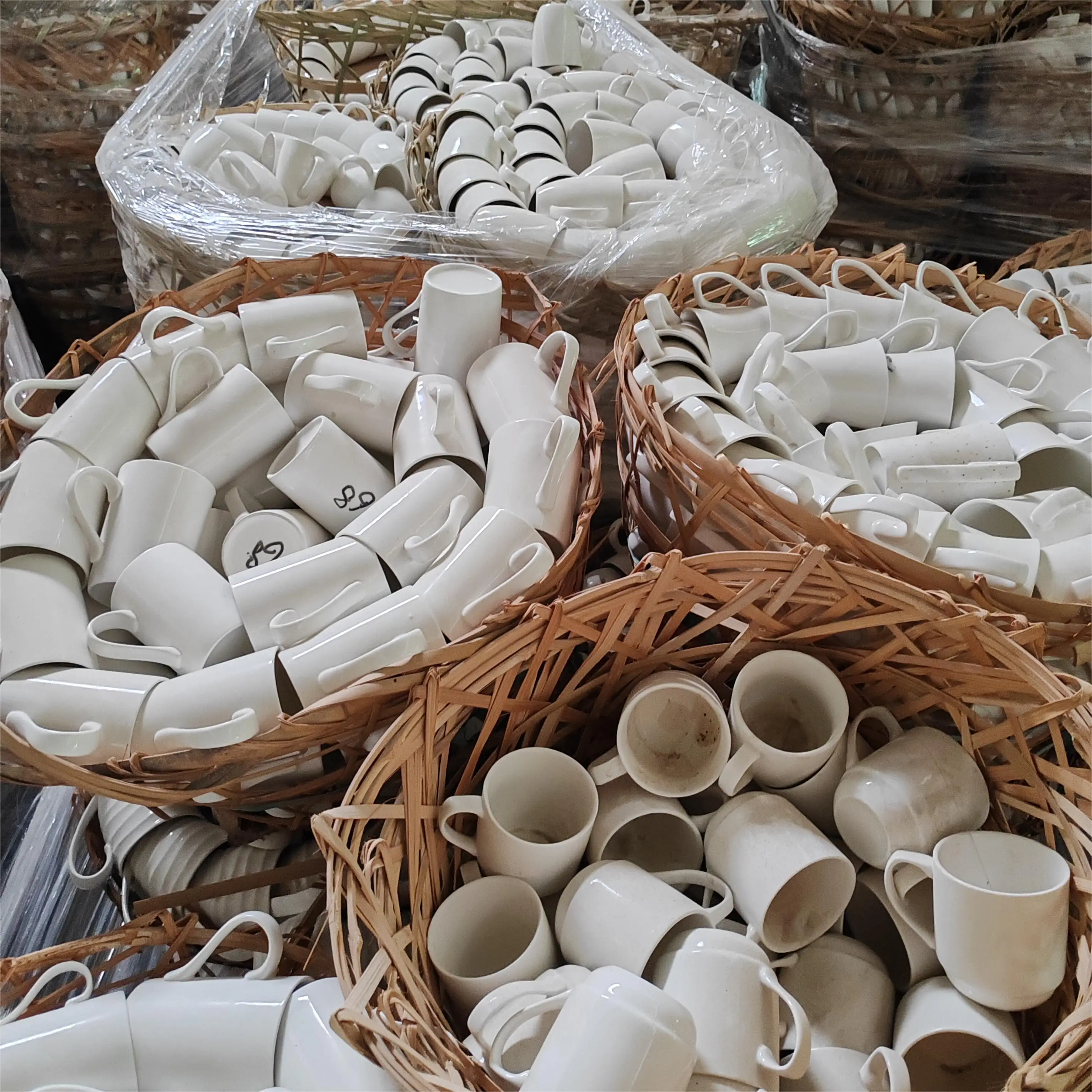 2024 Cheaper White ceramic mugs stock mixed size tea cups set tableware sale by weight ton Chaozhou stock factory