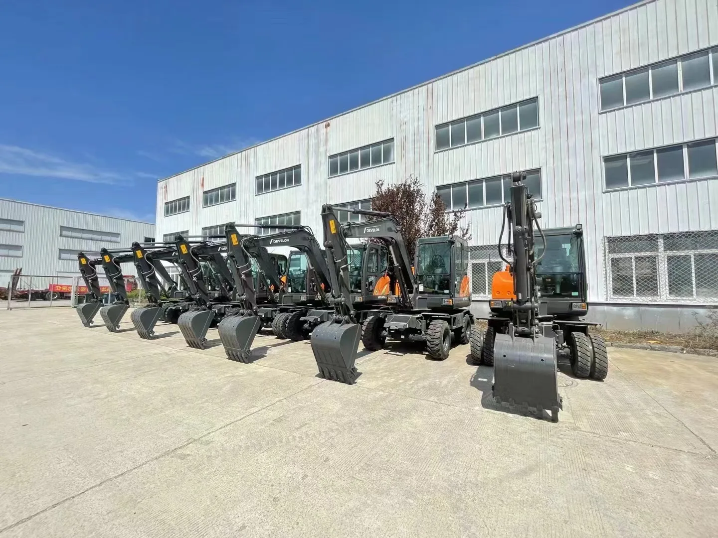 used DOOSAN 60W DX60W Mini Wheeled Excavator 6 Ton Amphibious Doosan Wheel Excavator for sale with good condition