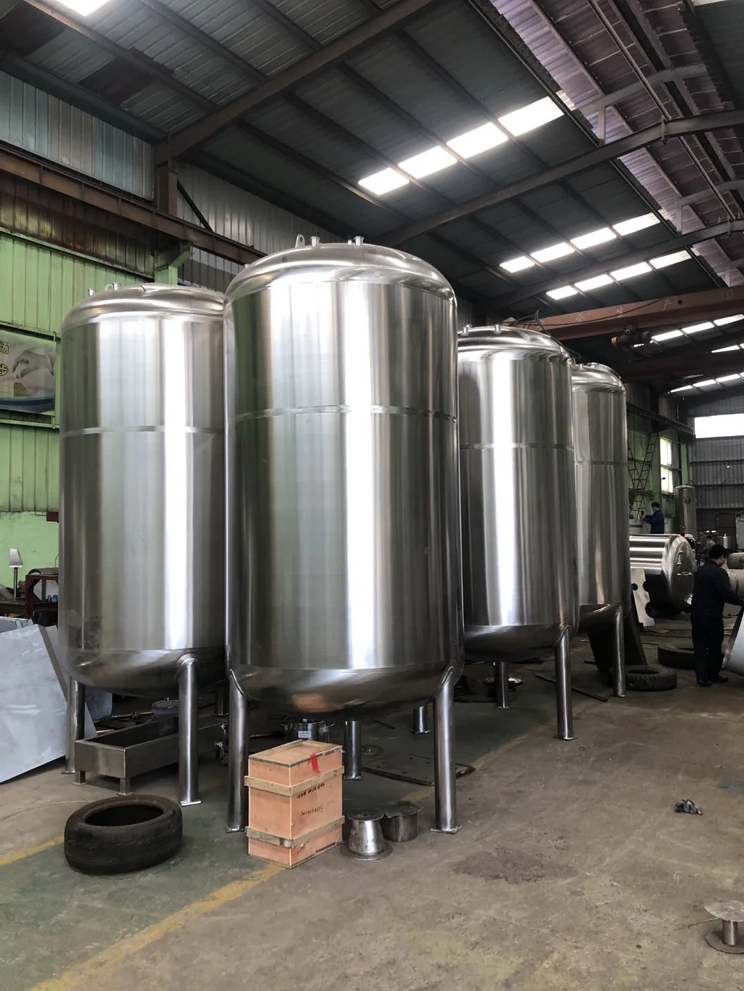 Sanitary Stainless steel beverage juice milk vertical storage tank with wheel agitator stirring blending storage tank