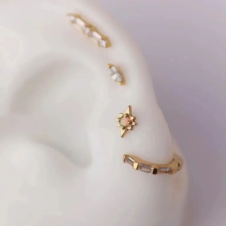 Серьги-гвоздики женские из серебра 925 пробы с опалом и фианитами