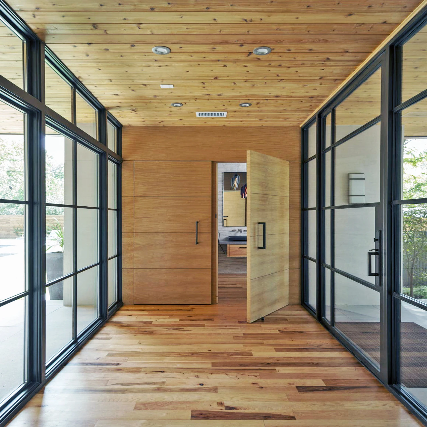 Shopping malls and shops face the street to display glass doors and Windows, shops sound insulation glass wall doors and Windows