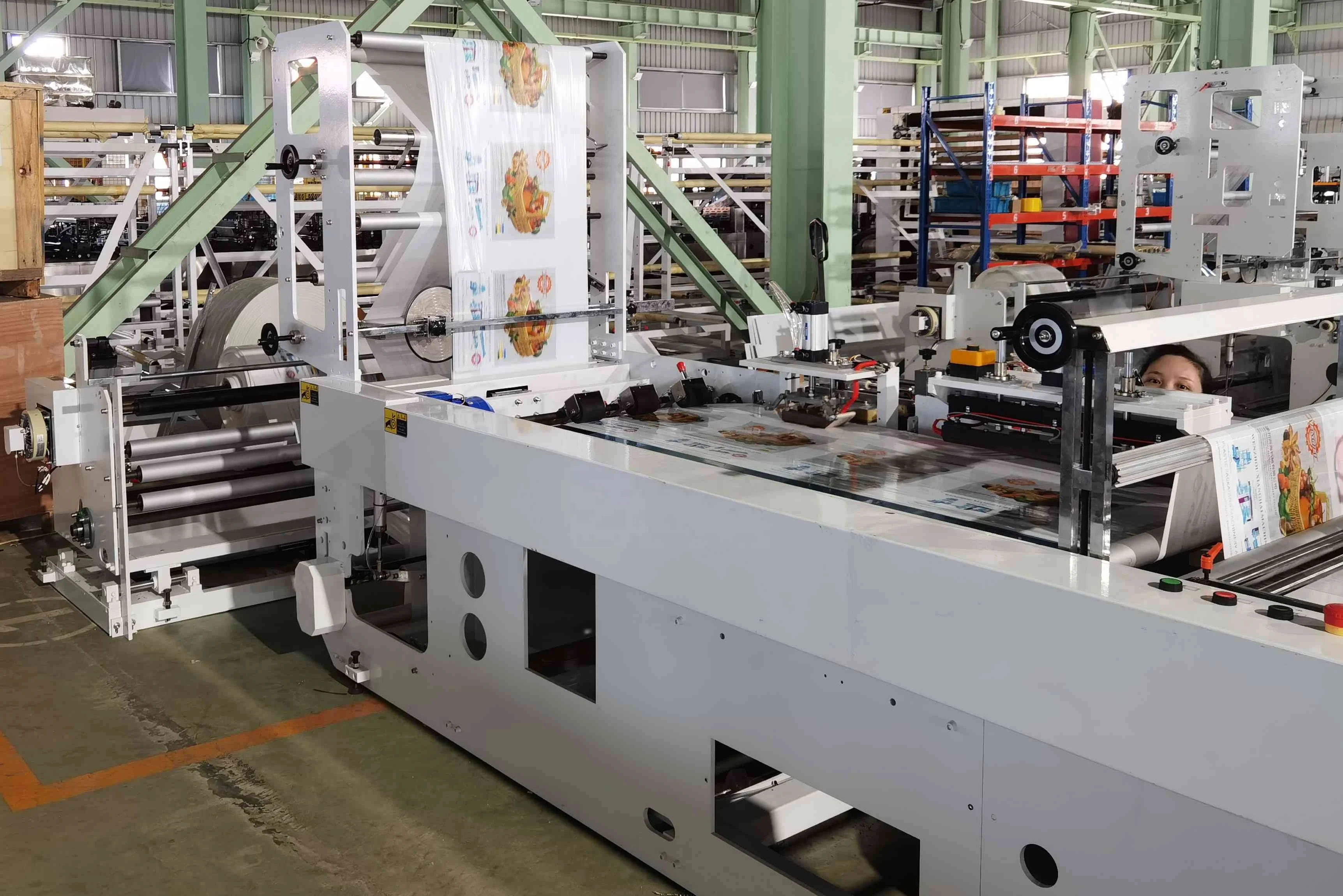 Высококачественная машина для производства пластиковых пакетов с различными боковыми уплотнениями и мягкими ручками