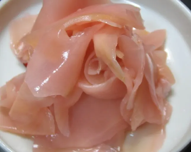 Маринованный имбирь розовый и белый для суши