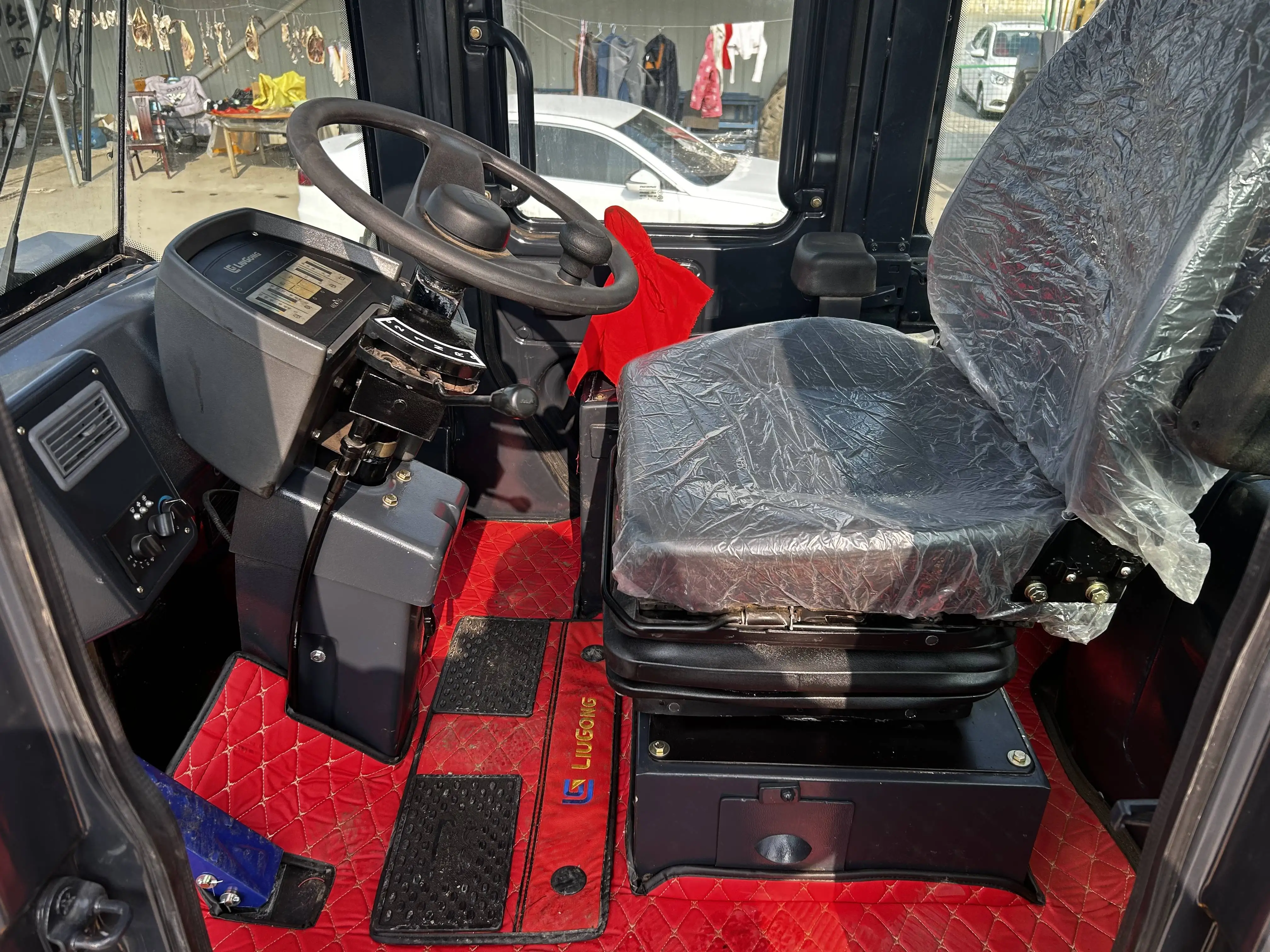 The used LiuGong CLG835 loader is available for sale in China. The LiuGong 30 loader has a powerful Weichai engine