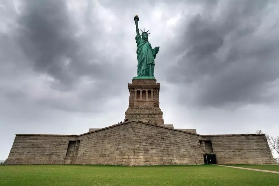 Hot Products greek statue fiberglass women statue sculpture Life Size Fiberglass Statue of Liberty Figure