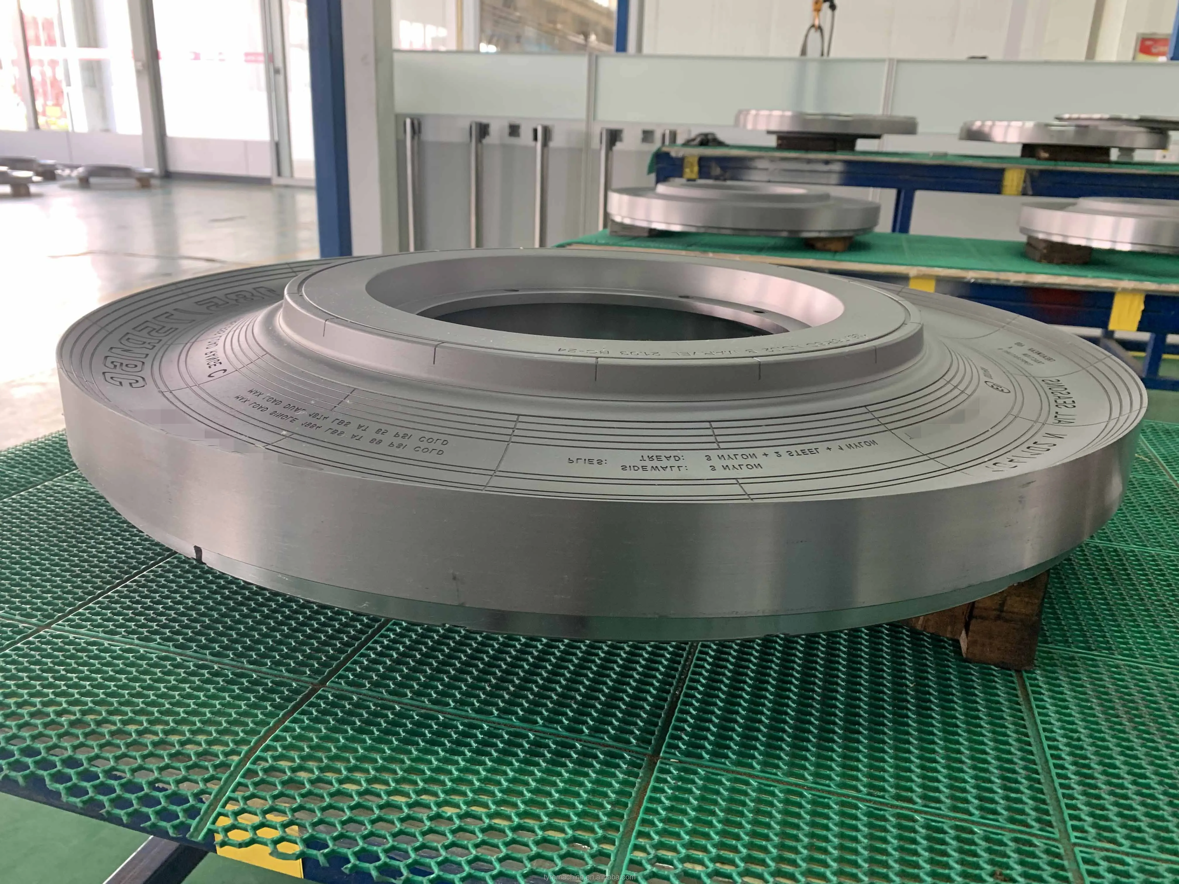 Сегментная форма шины пассажирского автомобиля 185/75R16C No.02 в вулканизарах используемых для производства