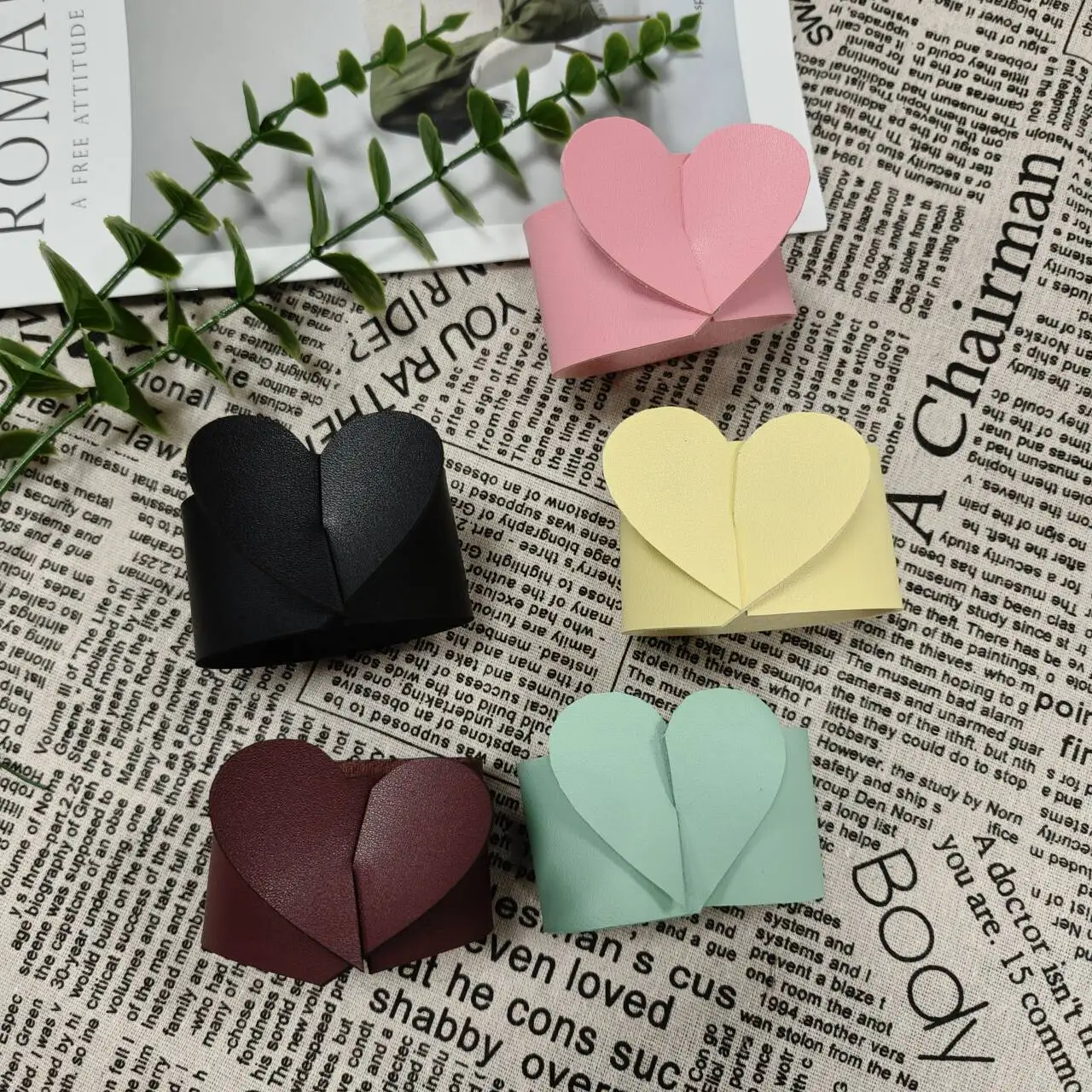 Customized Creative Design Heart Shape Wedding Birthdays Hotel Faux Leather Napkin Ring Clip