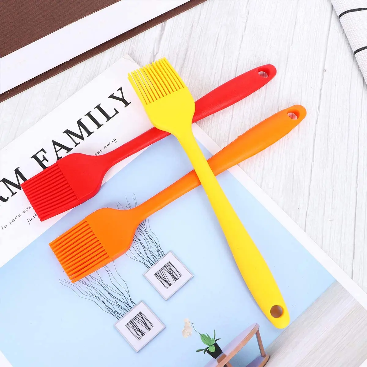 Heat Resistant Silicone Brush Oil Sauce Cream Brush for Barbecue BBQ Meat Cakes Pastries (Random Color) HOZ