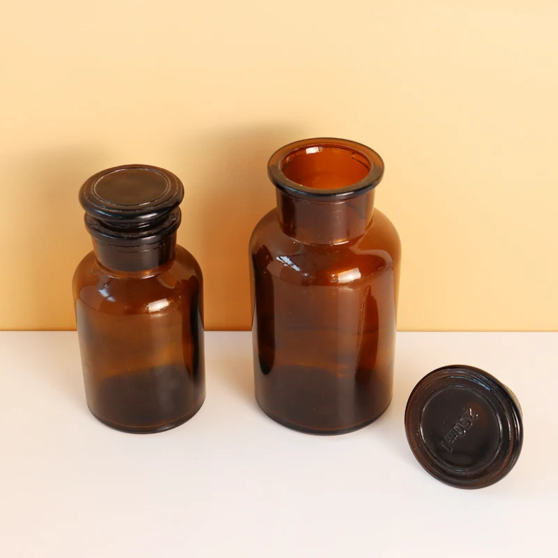 Factory Multiple sizes Amber Apothecary Jars Chemical Laboratory Glassware Glass Reagent Medical Bottles with Lid