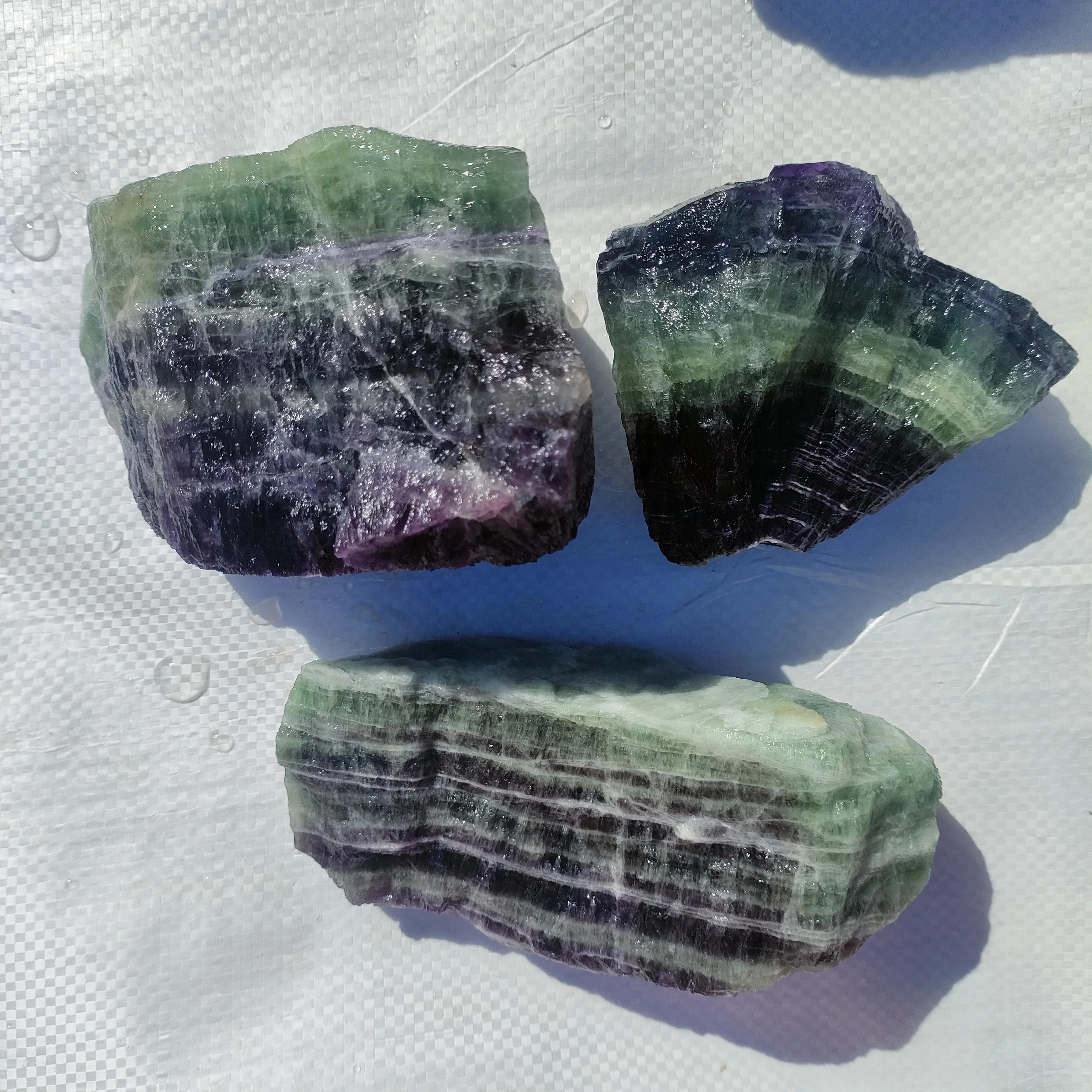 Wholesale Demagnetized crushed stone crystal raw stones Green fluorite price per ton aromatherapy expanding stone for sale
