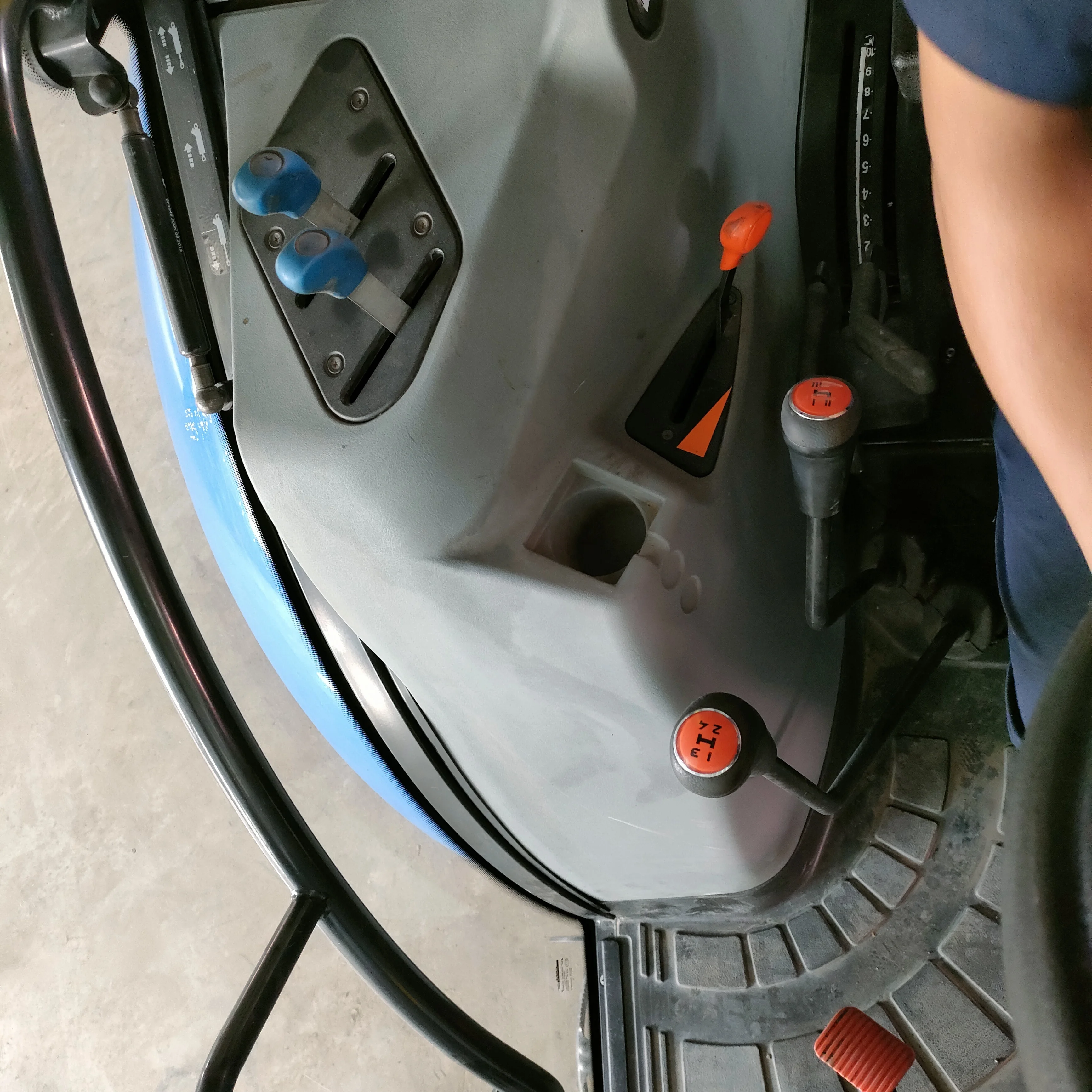 used/second hand & quality farm wheel tractors New Holland T1104 with cabin 4x4wd agricultural machinery cheap