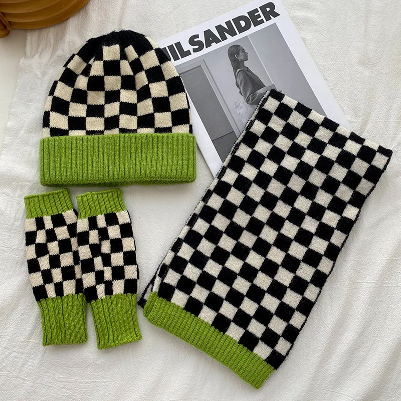 Japanese chessboard Grass green woolen hat minority knitted gloves Set