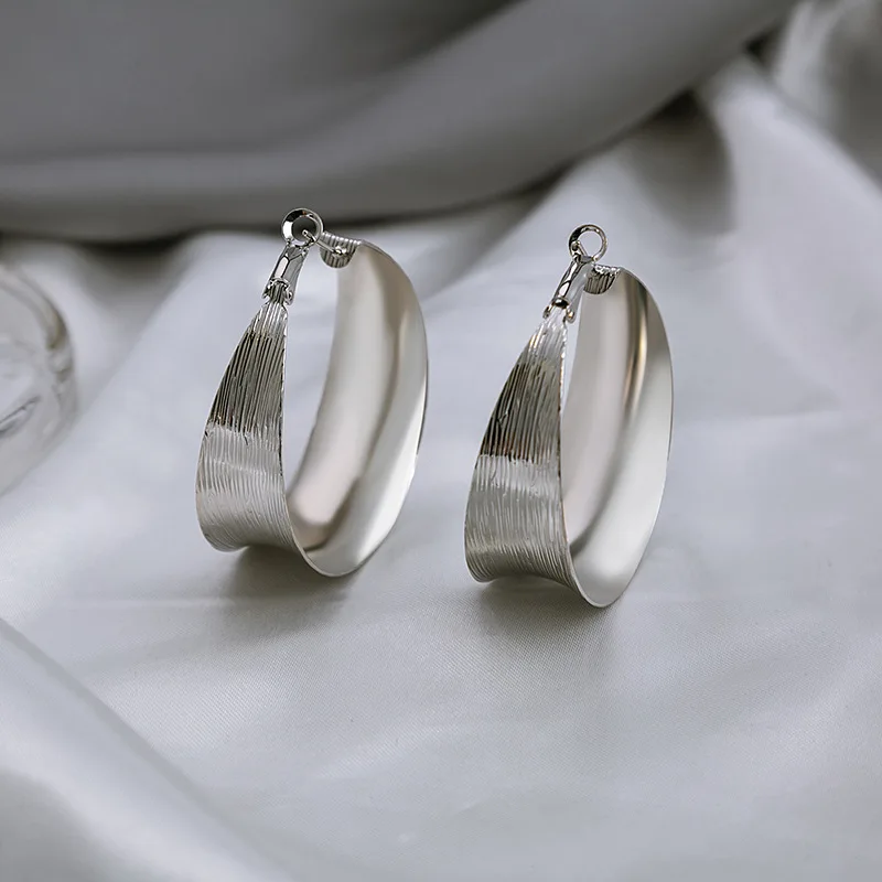 Silver Needle Cold Style Simple Graceful Bracelet Pleated Earrings 2024 New Fashion Personalized High-grade