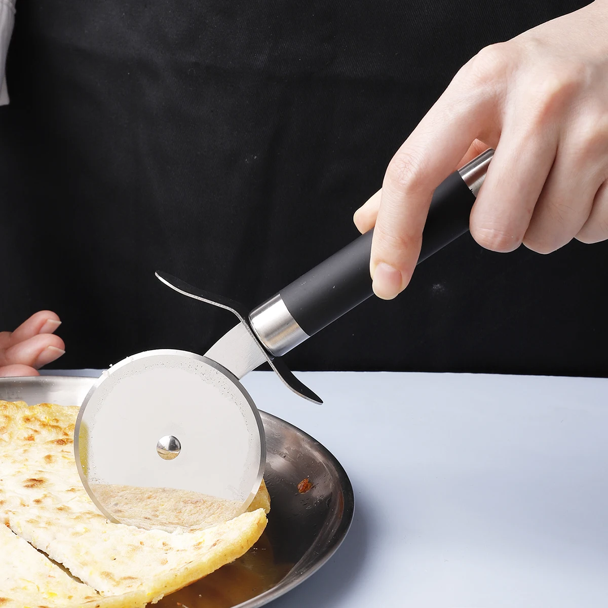 Kitchen baking tool 7cm manual stainless steel pizza dough roller for bread pastry