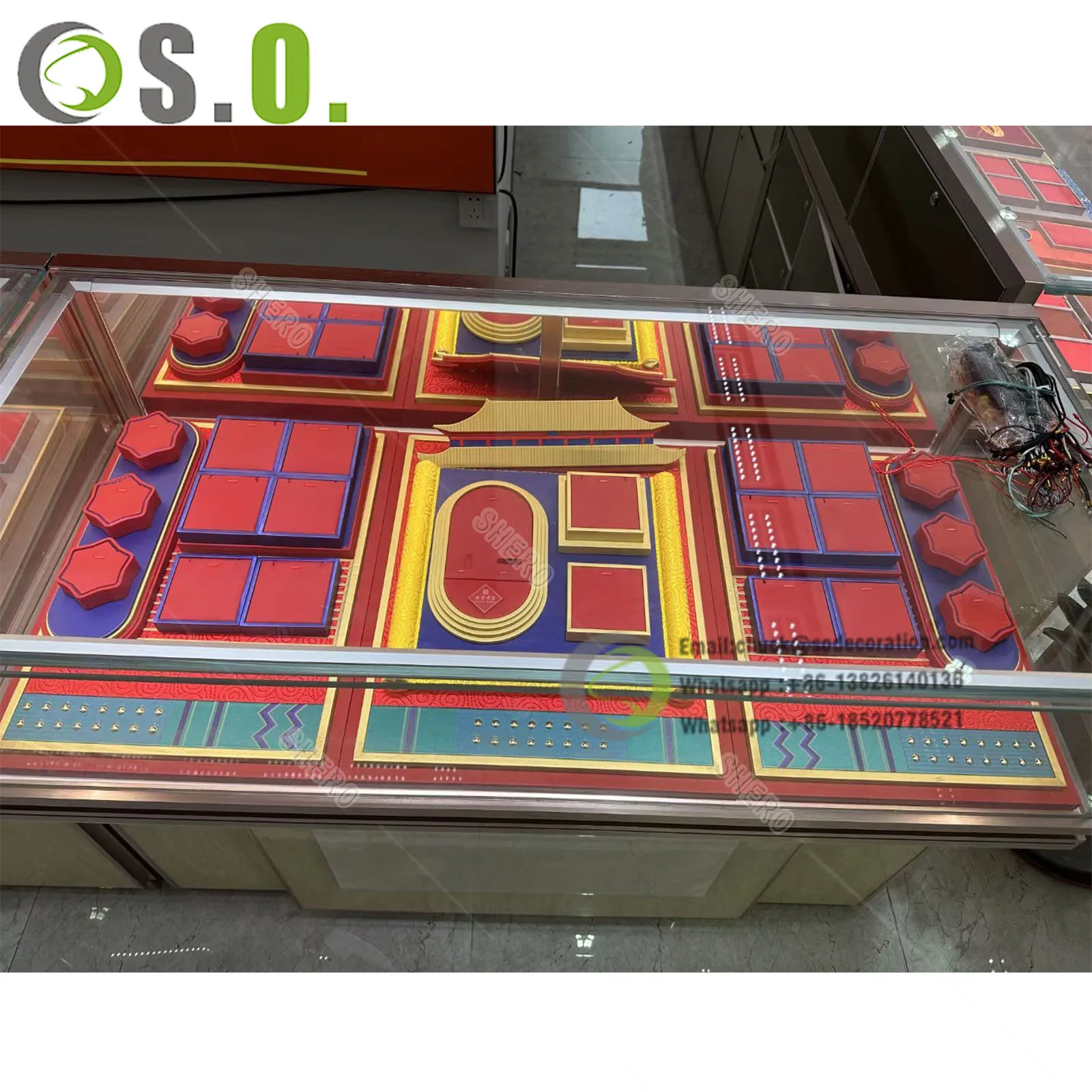 Luxury Gold Metal Jewelry Display Showcase Stable MDF Cabinets LED Shopping Centers Brand Stores Tempered Glass for Mall