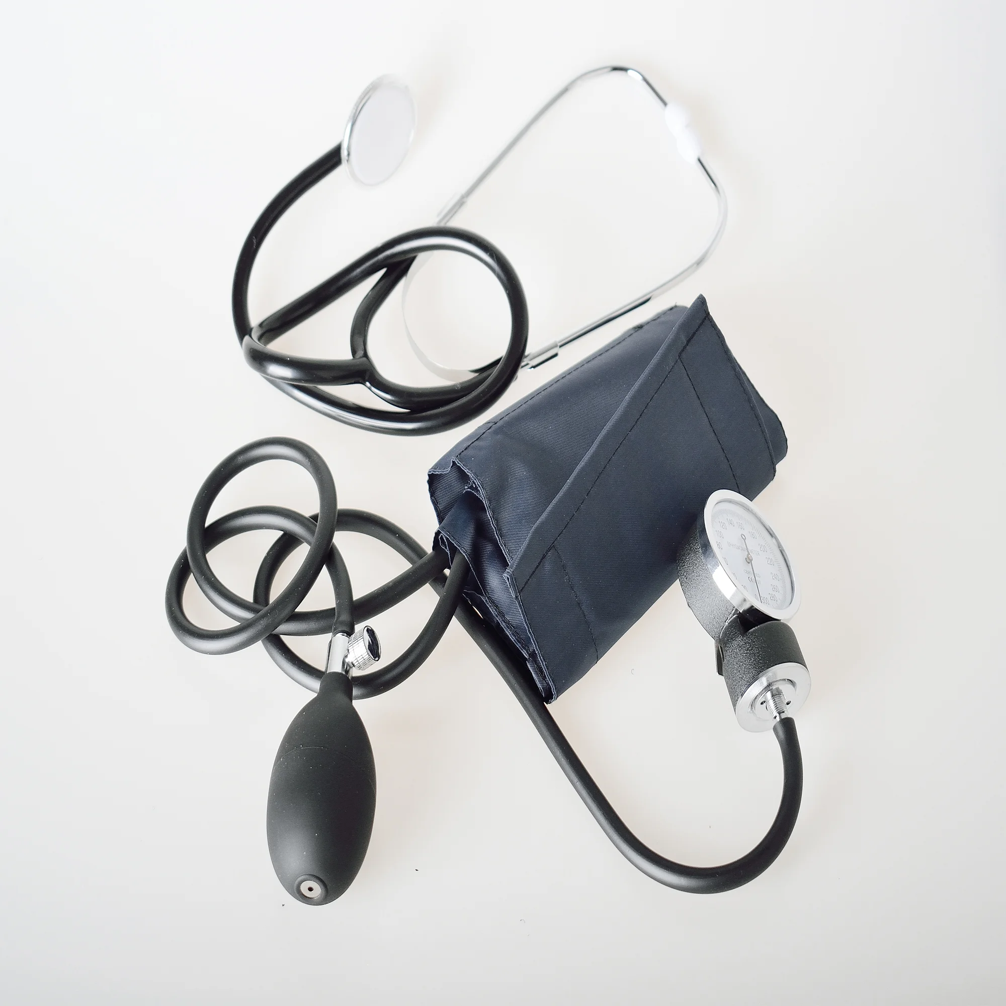 Medical aneroid sphygmomanometer with stethoscope