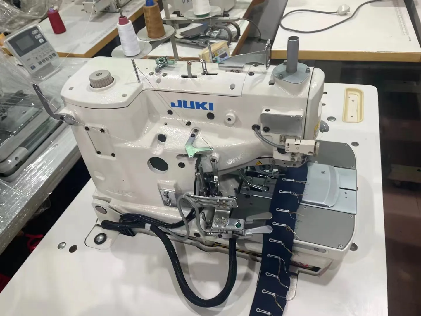 JukiS-3200s машинка с петельками управляемая компьютером триммером для иглы и петлителя