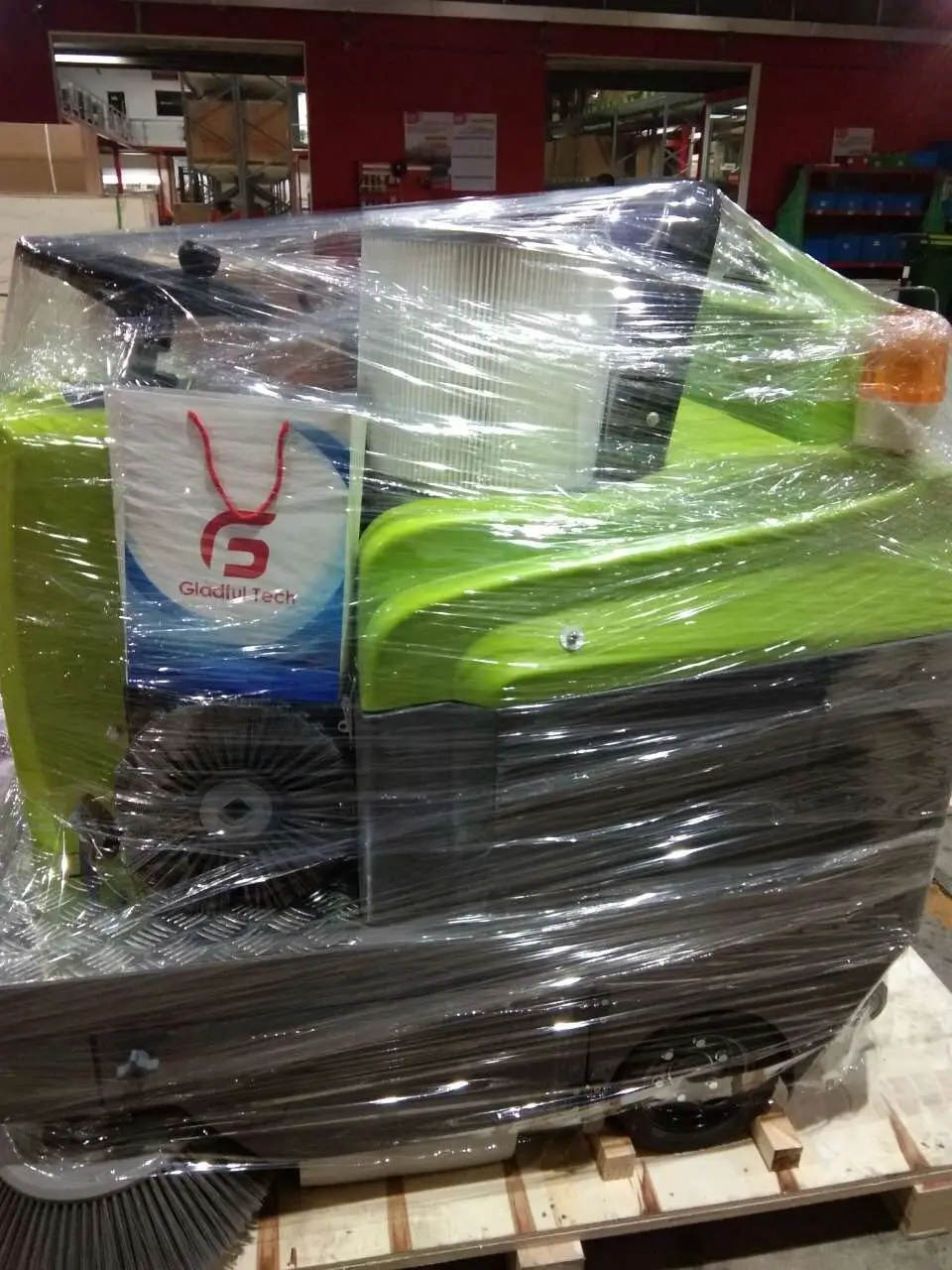 China Battery-powered ride-on floor sweeper, left side brush road sweeping machine