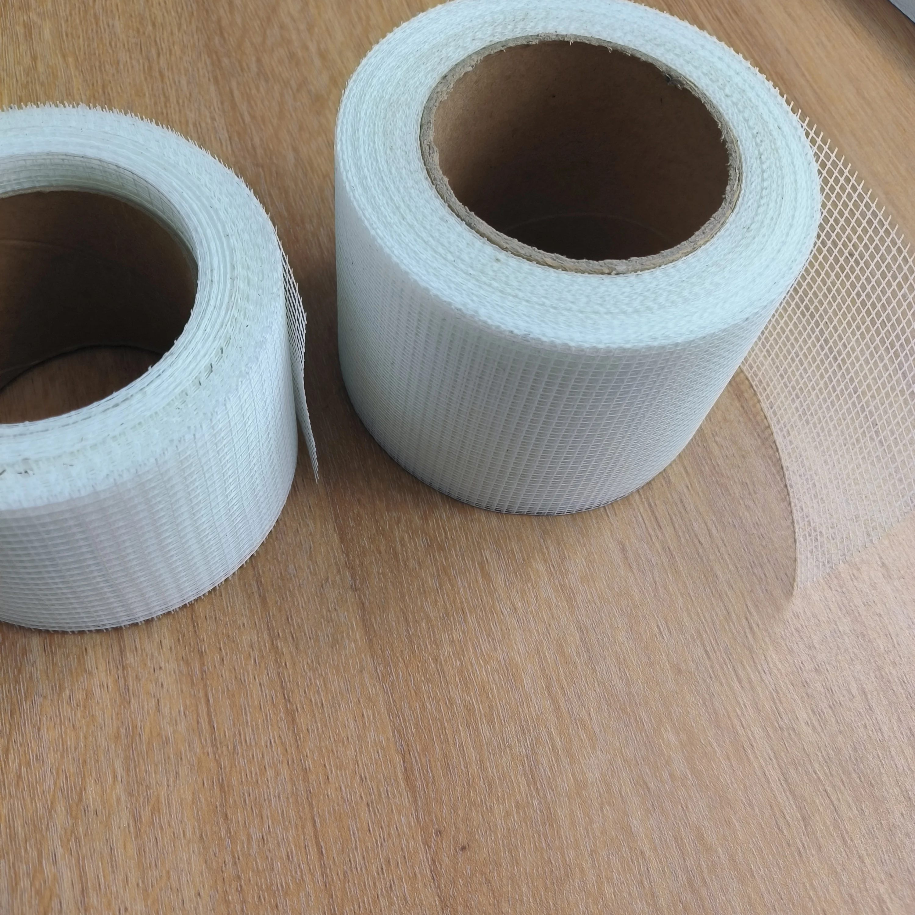 Белая сетчатая лента из стекловолокна 3x3 мм 30 м/самоклеящаяся стекловолокна/сетчатая и