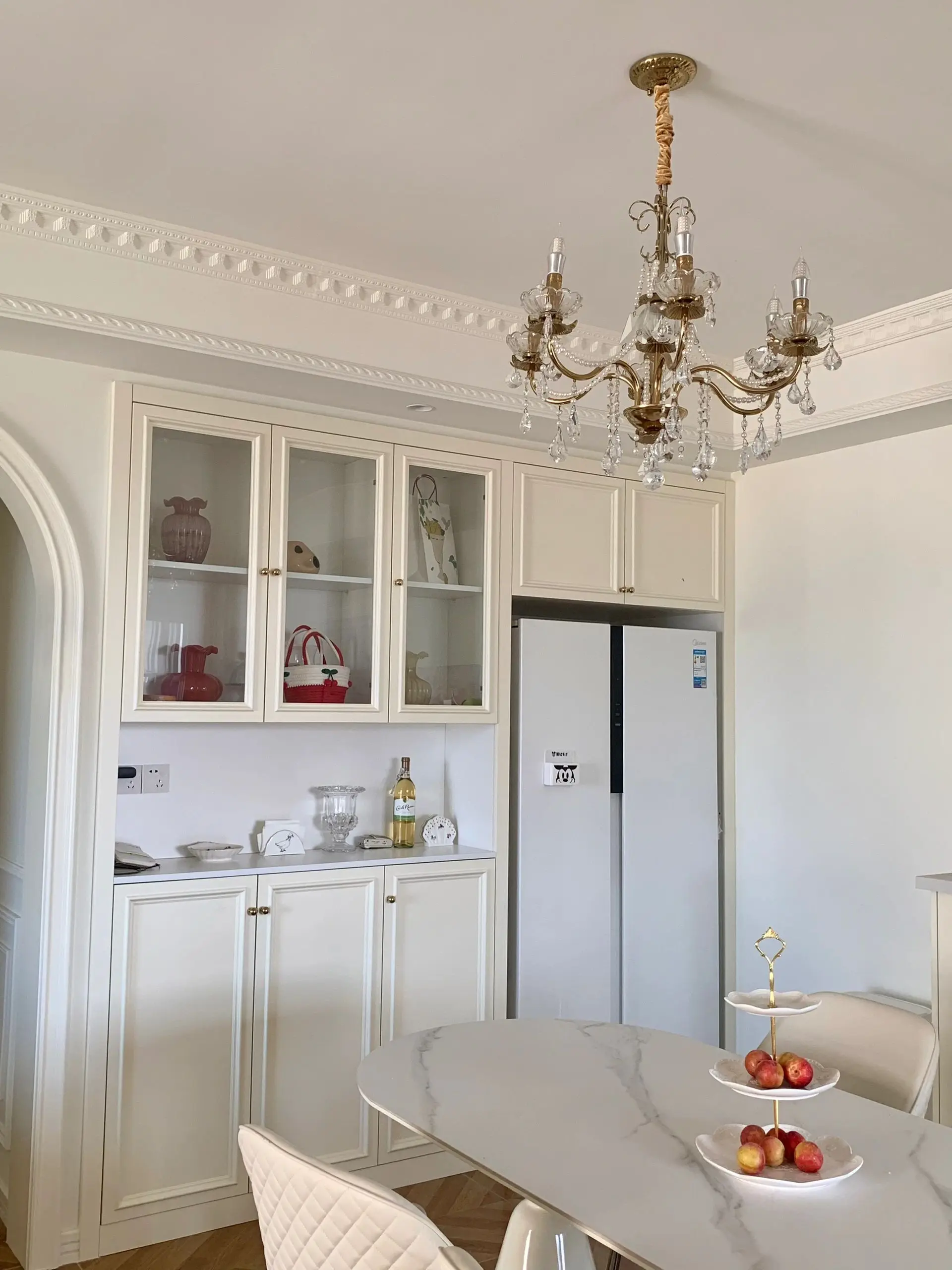 French Curved Glass Door Dining Side Cabinet with Simple Style for Living Room Storage or Computer Desks