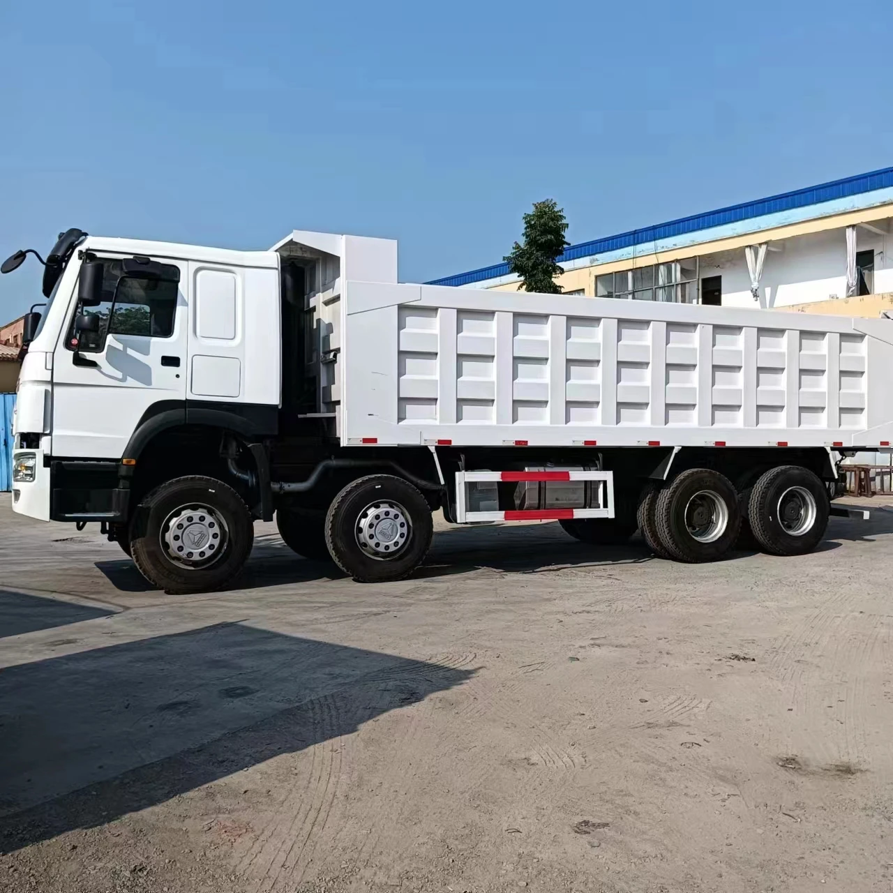 Howo 8x4 Dump Truck with a Load Capacity of 40-60 Tons, 12 Wheel Dump Truck, Right-hand Drive Cab for Sale
