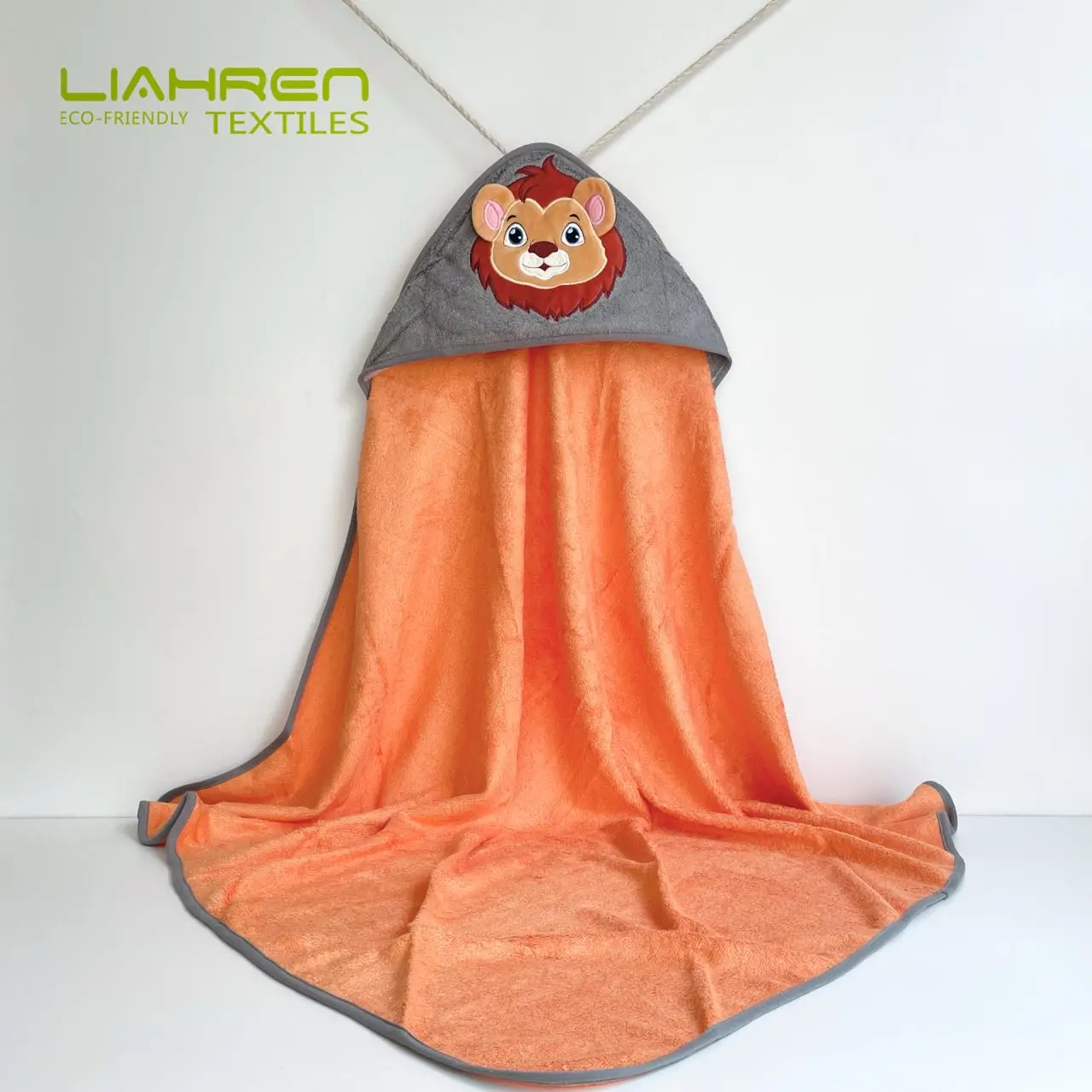 Liahren wholesale 500GSM zipper bag-packed eco-friendly bamboo bath poncho towel lion design bamboo hooded towel for child