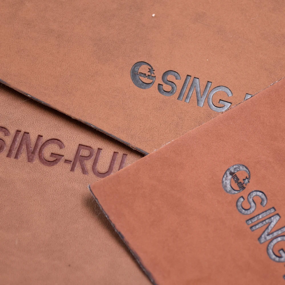 Ткань из искусственной кожи с тиснением логотипа