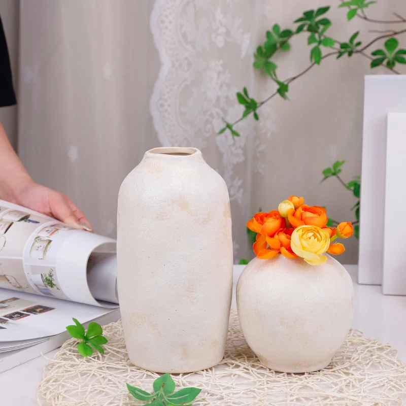 Redeco Creative Matte Antique Vase Beige Handmade Ceramic Vase Table Flower Vase For Hotel Home Decoration