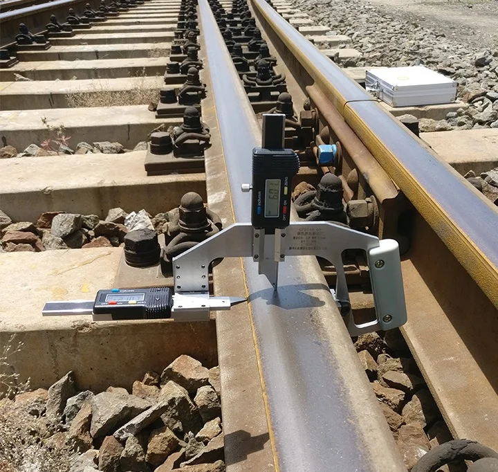 Digital rail head profile gauge for measuring rail head wear