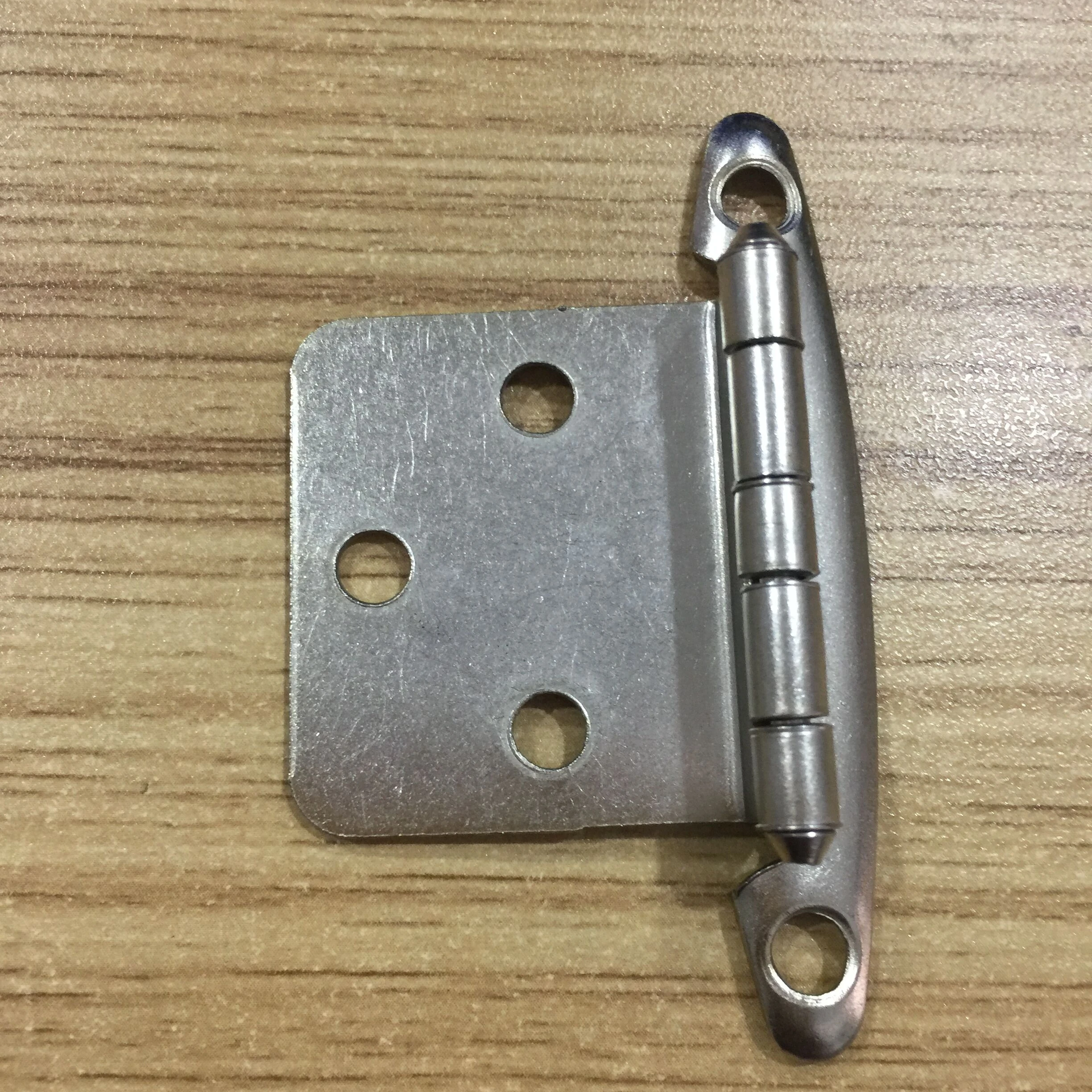 Non-spring self closing cabinet door hinge