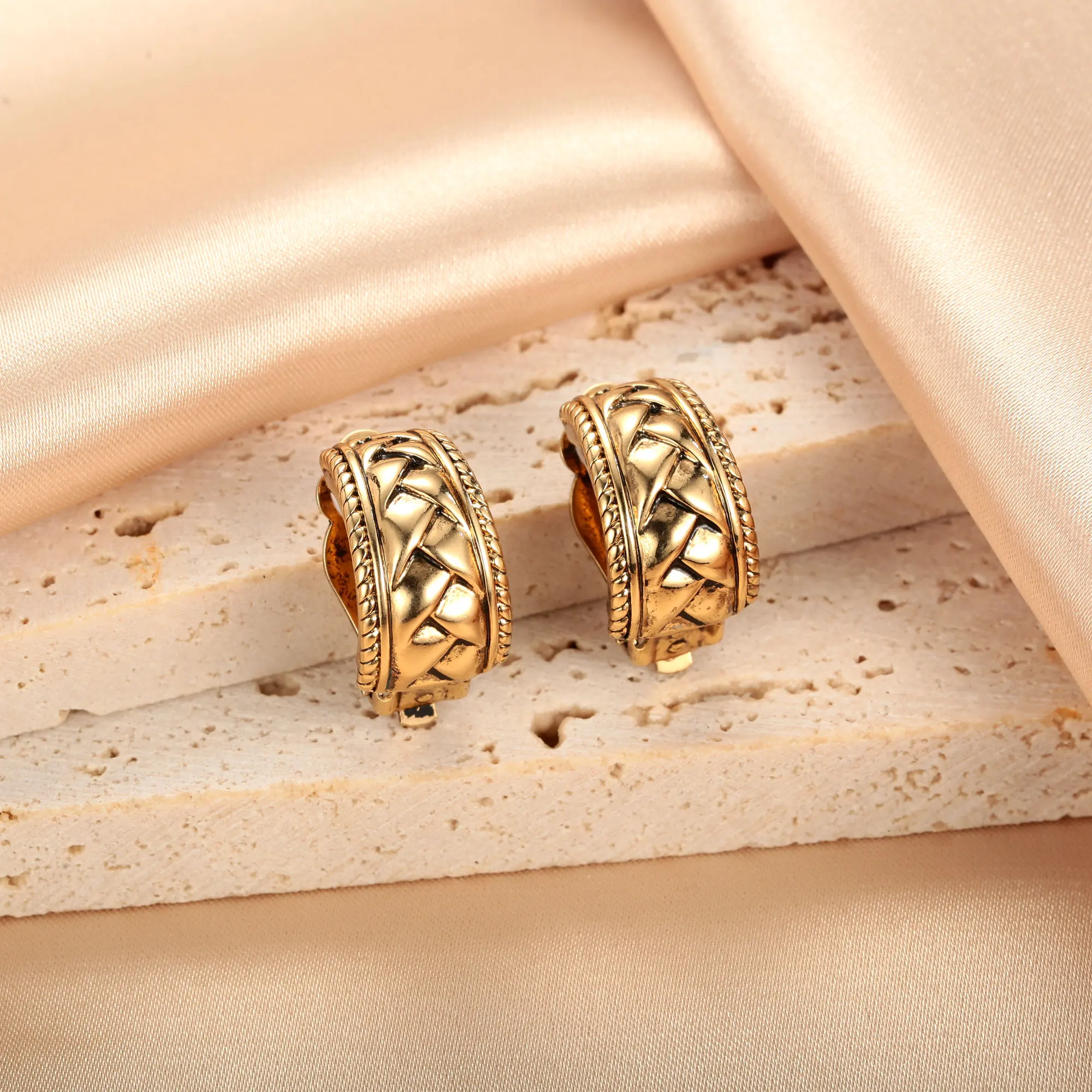 Wholesale price brass antique gold plated no piercing ear clip on c-shape chunky hoop earring woman