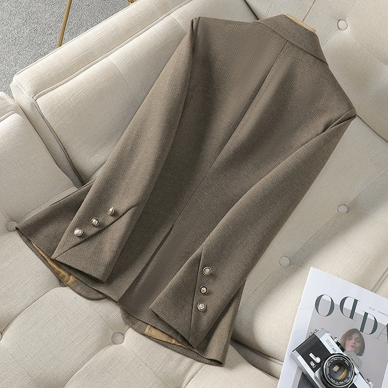 Elegant Long Suit Jacket with Single Button Closure Thin Cuffed Cuffs for Spring Decorated with Button